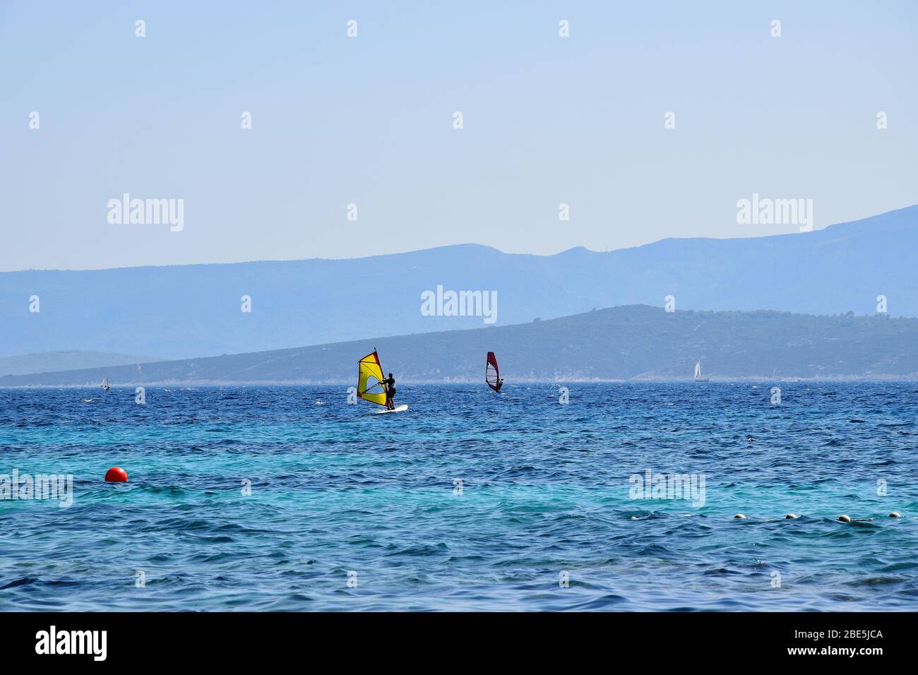 Les gens ont un passe-temps actif en vacances. Surfez sur une mer Adriatique en Croatie. Banque D'Images