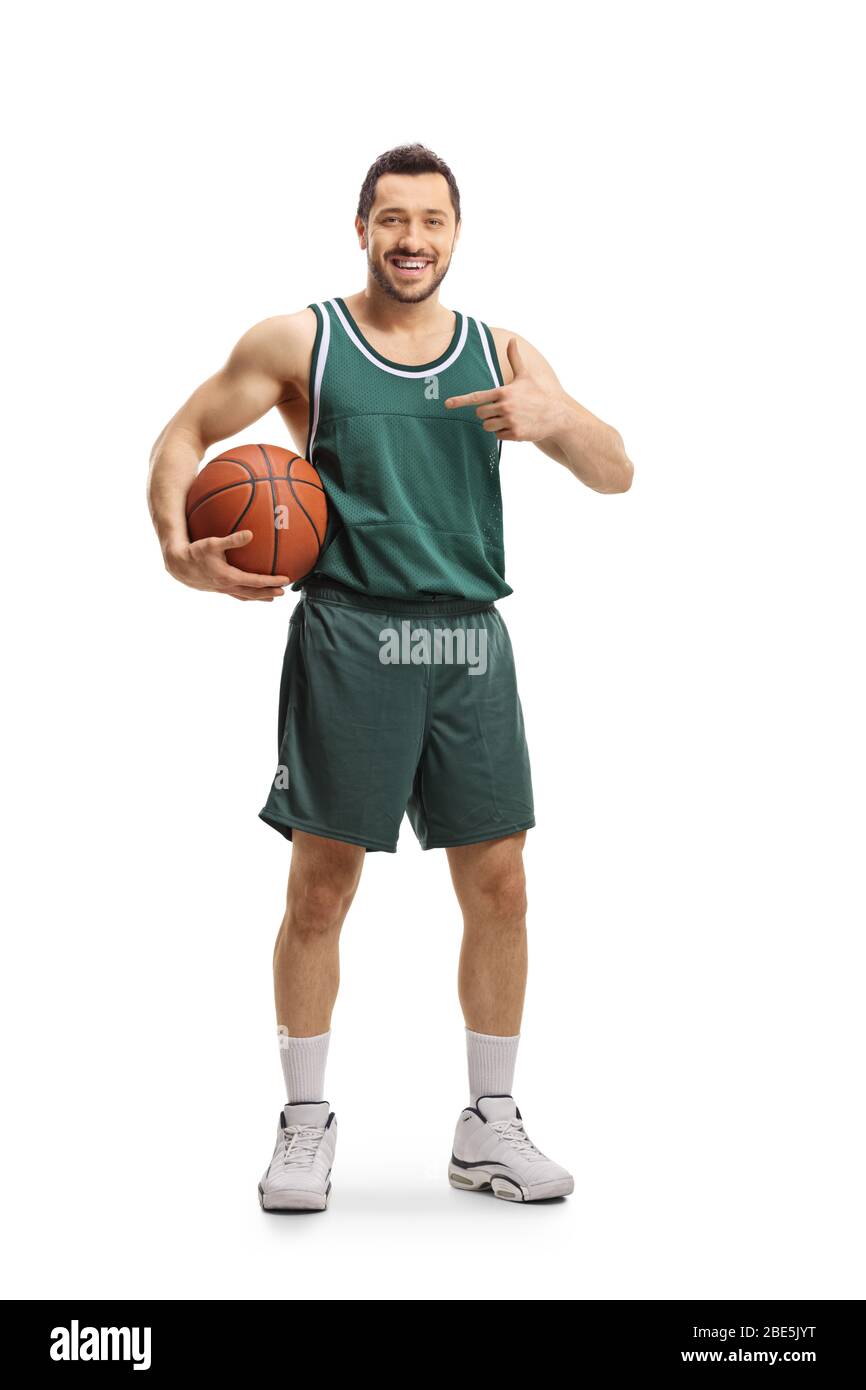 Portrait complet d'un joueur de basket-ball tenant une balle et pointant vers lui isolé sur fond blanc Banque D'Images