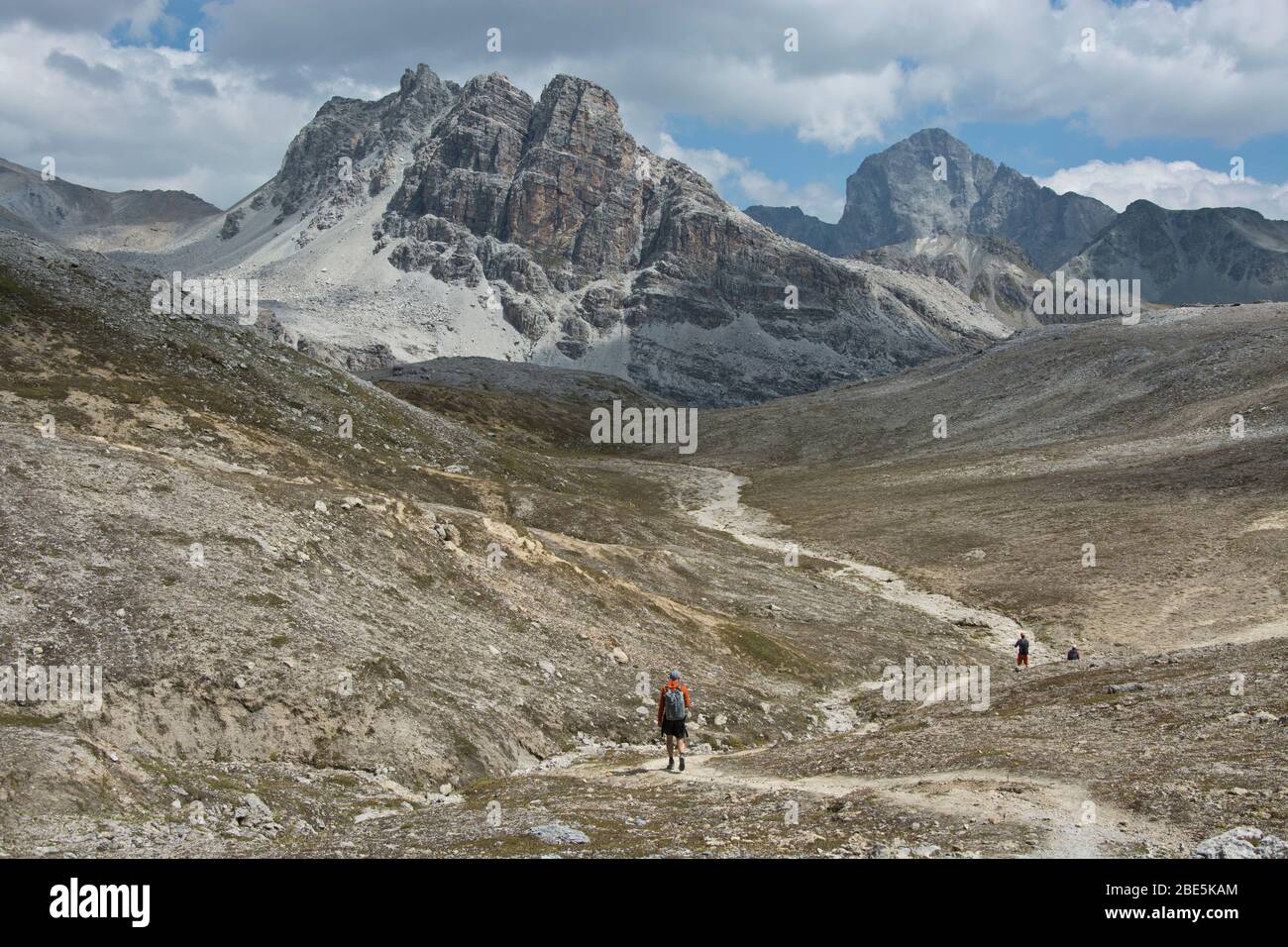 Wanderer im Val d'Agnel mit Blick auf Corn ALV in Graubünden, Schweiz Banque D'Images