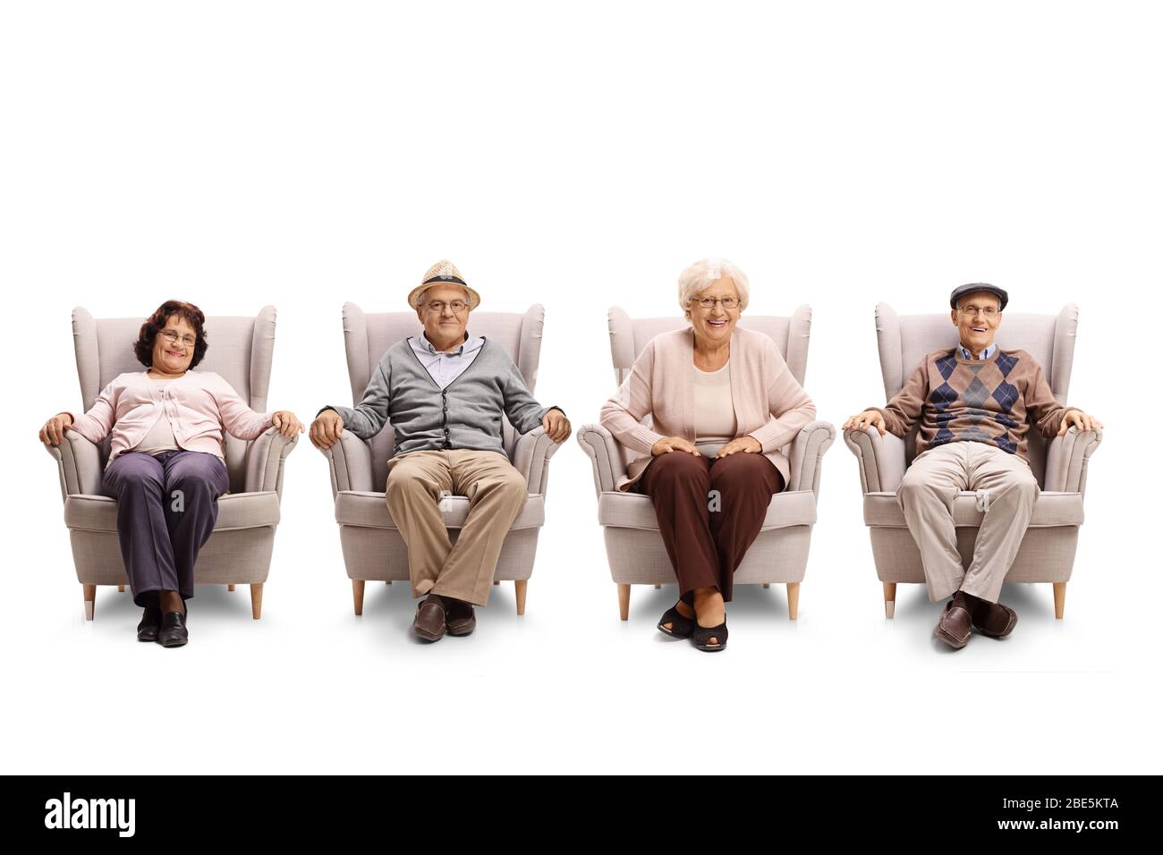 Personnes âgées assises dans des fauteuils isolés sur fond blanc Banque D'Images