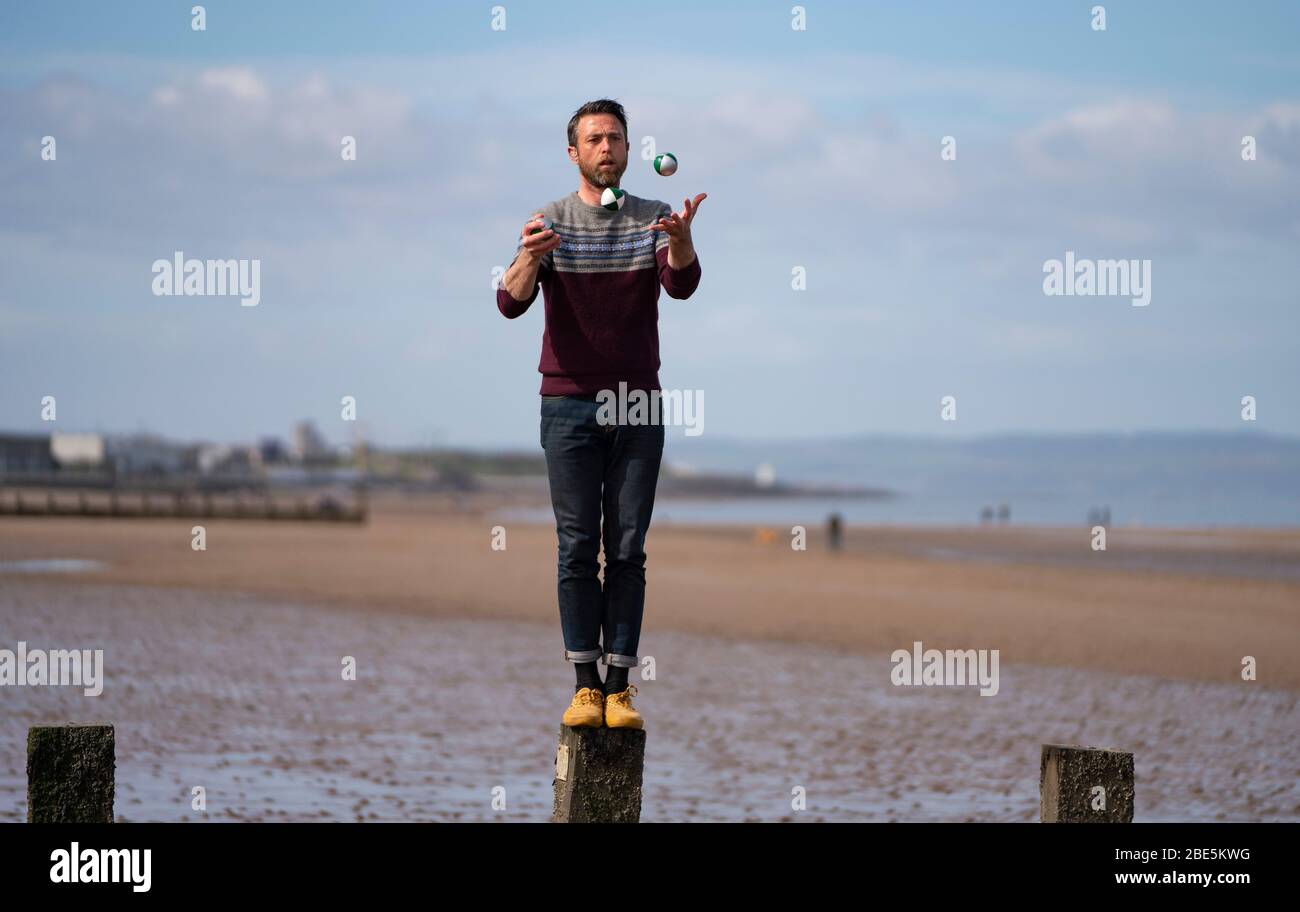 Portobello, Édimbourg. Ecosse, Royaume-Uni. 12 avril 2020. Dimanche de Pâques après-midi par temps ensoleillé, le public exerce à l'extérieur et se promènera sur la plage de Portobello. La plage et la promenade populaires étaient très calmes et les gens faisaient surtout de l'exercice de distanciation sociale appropriée. Photo : homme jonglant sur la plage de portobello. Iain Masterton/Alay Live News Banque D'Images