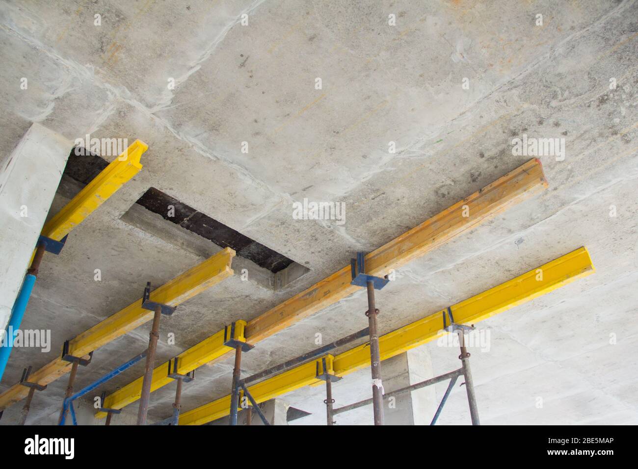 Panneaux de coffrage pour la construction. Coffrages de construction pour la construction de dalles de béton. Technologie de construction de bâtiments en béton armé. Formw Banque D'Images