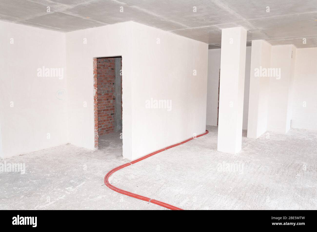 Murs recouverts de stuc blanc. Nouveau bâtiment. Travaux préparatoires à la construction d'un nouveau bâtiment. Banque D'Images
