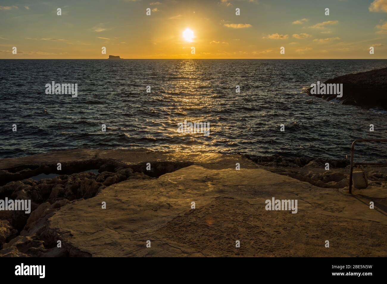 Coucher de soleil sur la mer Méditerranée vue de l'île de Malte Banque D'Images Coucher de soleil sur la mer Méditerranée vue de l'île de Malte Banque D'Images