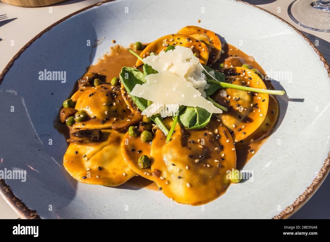 Raviolis de lapin avec sauce aux champignons et son parmesan de colza sur l'île de Malte Banque D'Images Raviolis de lapin avec sauce aux champignons et son parmesan de colza sur l'île de Malte Banque D'Images