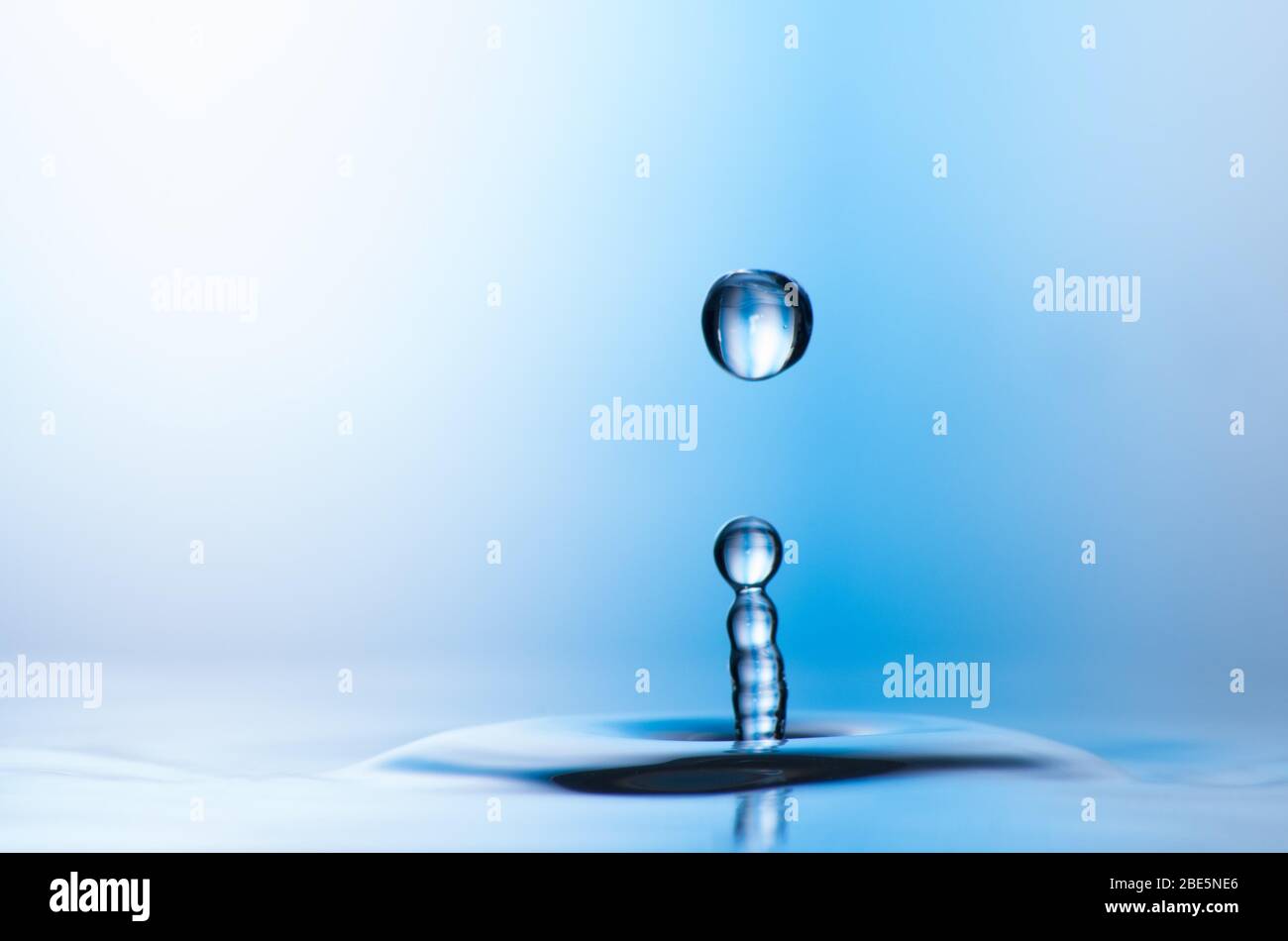 Photo à grande vitesse des gouttes d'eau tombant et des éclaboussures Banque D'Images