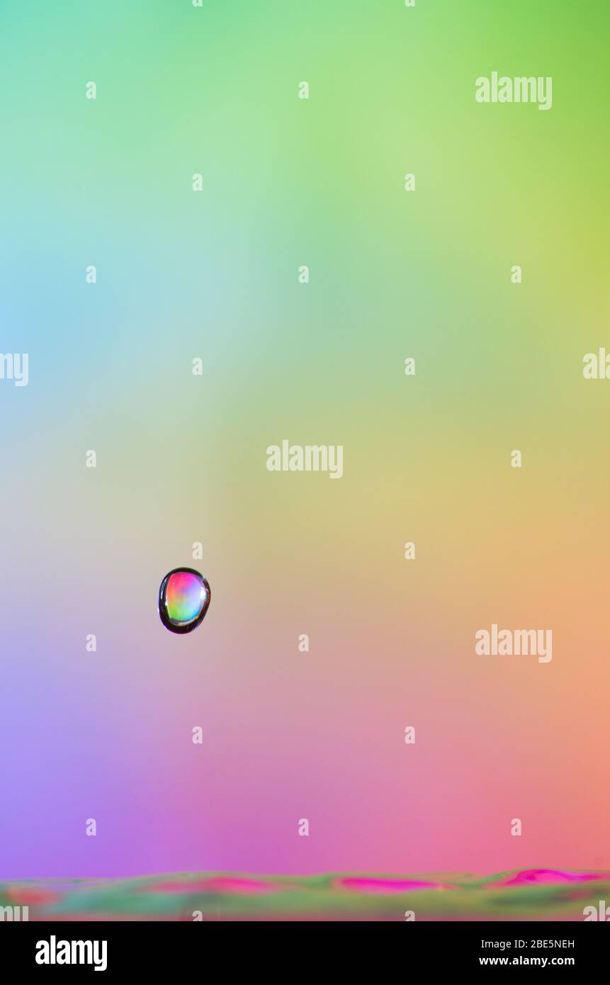 Photo à grande vitesse des gouttes d'eau tombant et des éclaboussures Banque D'Images