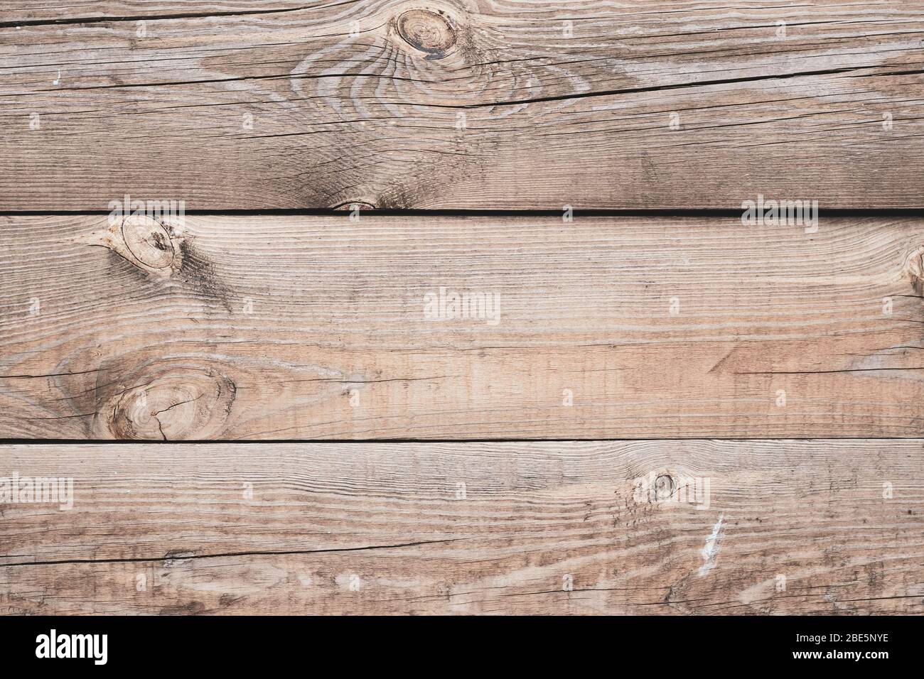 Texture de panneaux en bois marron, grumes à noeuds. Clôture en bois rétro, surface de bureau. Couleur naturelle. Fond en bois résisté à l'eau. Anciennes planches fissurées. Latte Banque D'Images