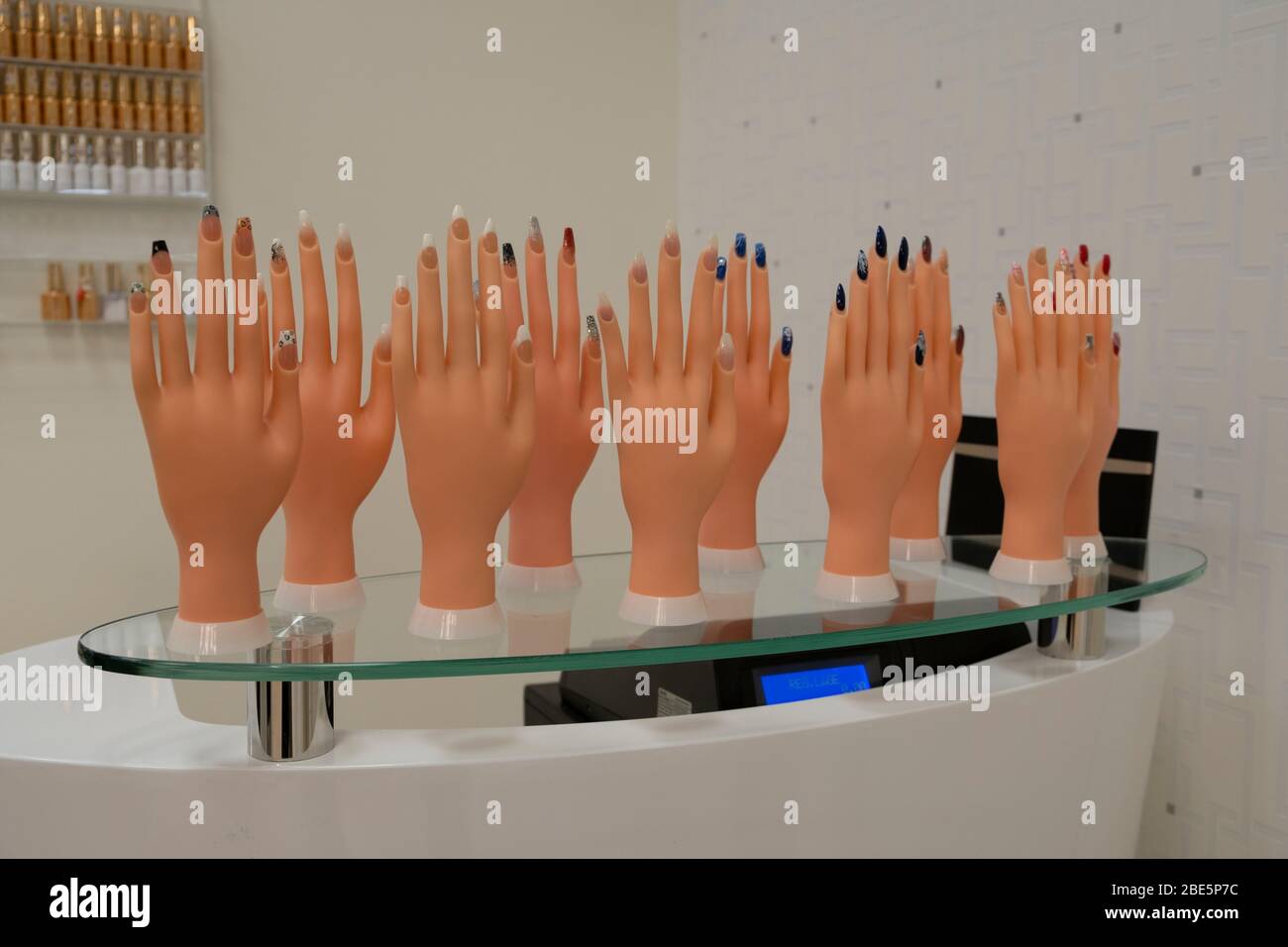 Des exemples de beaux ongles peuvent être trouvés au salon de beauté. Banque D'Images