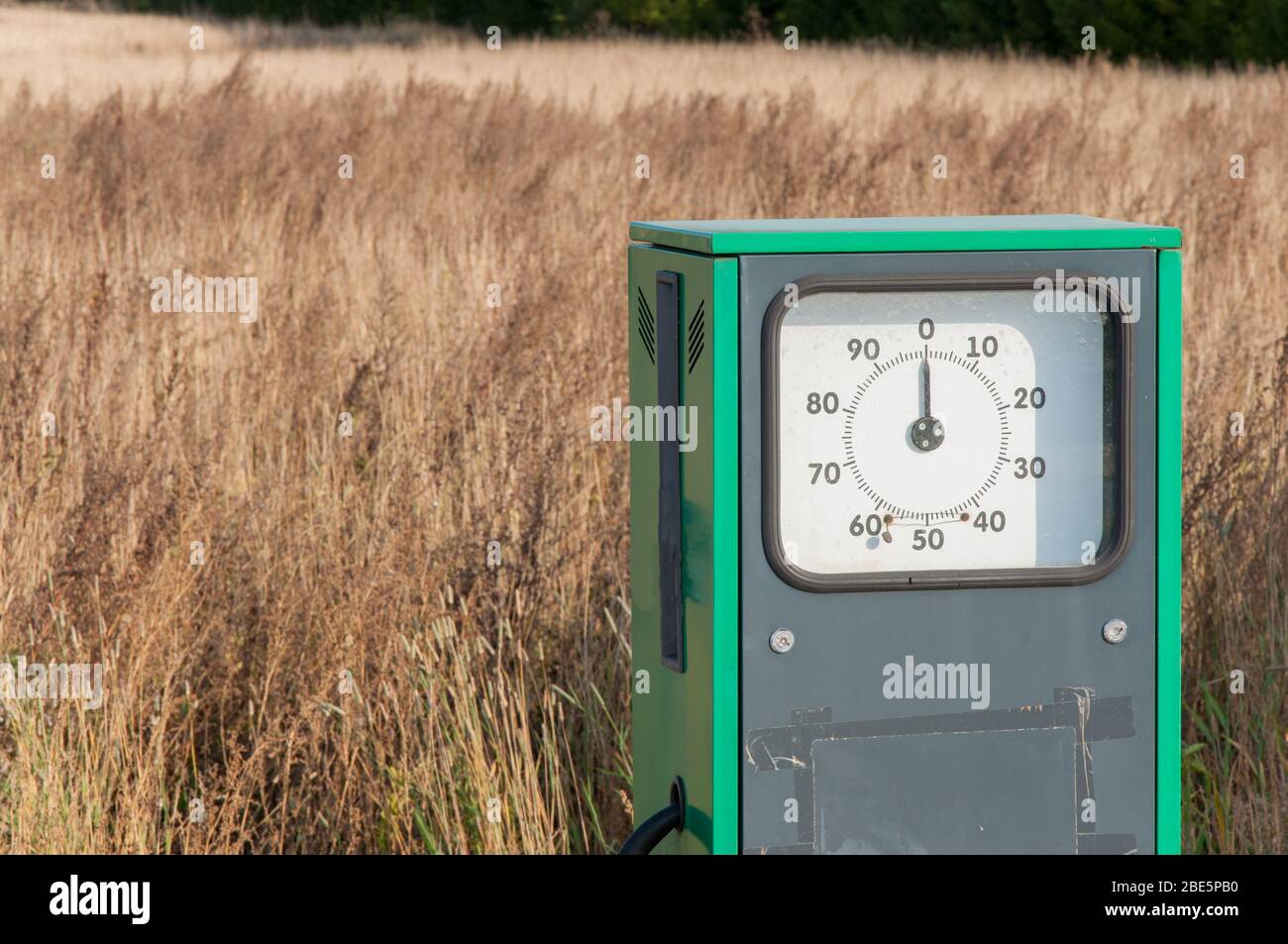 Jauge de carburant à une station-service mobile. Ravitaillement en matériel sur un chantier ou sur le terrain. Mini station-service. Banque D'Images