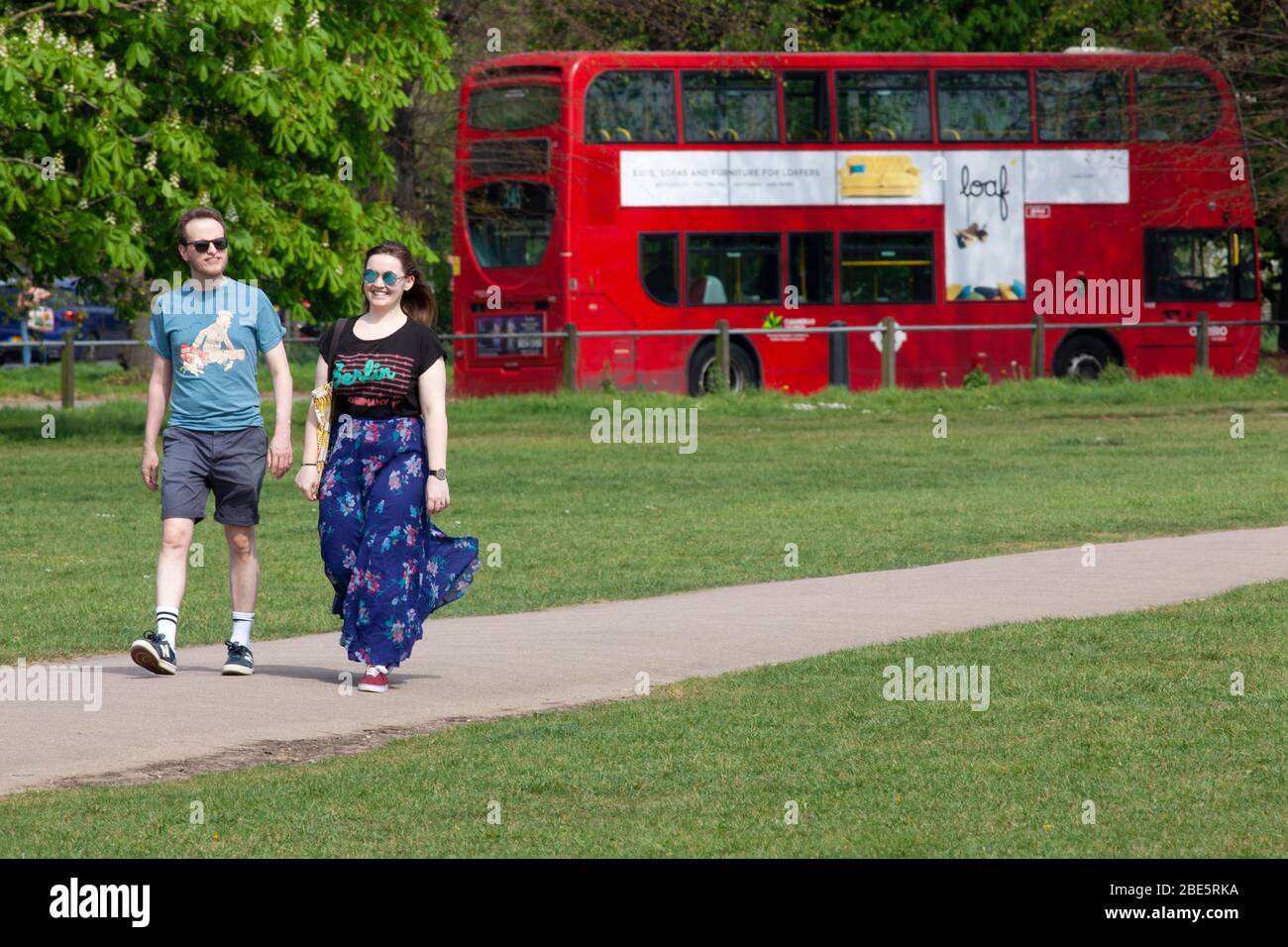 Londres, Royaume-Uni, 12 avril 2020: Le dimanche de Pâques, les gens observent les règles sociales de distanciation lorsqu'ils prennent de l'exercice et de l'air frais au soleil sur Clapham Common. Anna Watson/ Alay Live News Banque D'Images