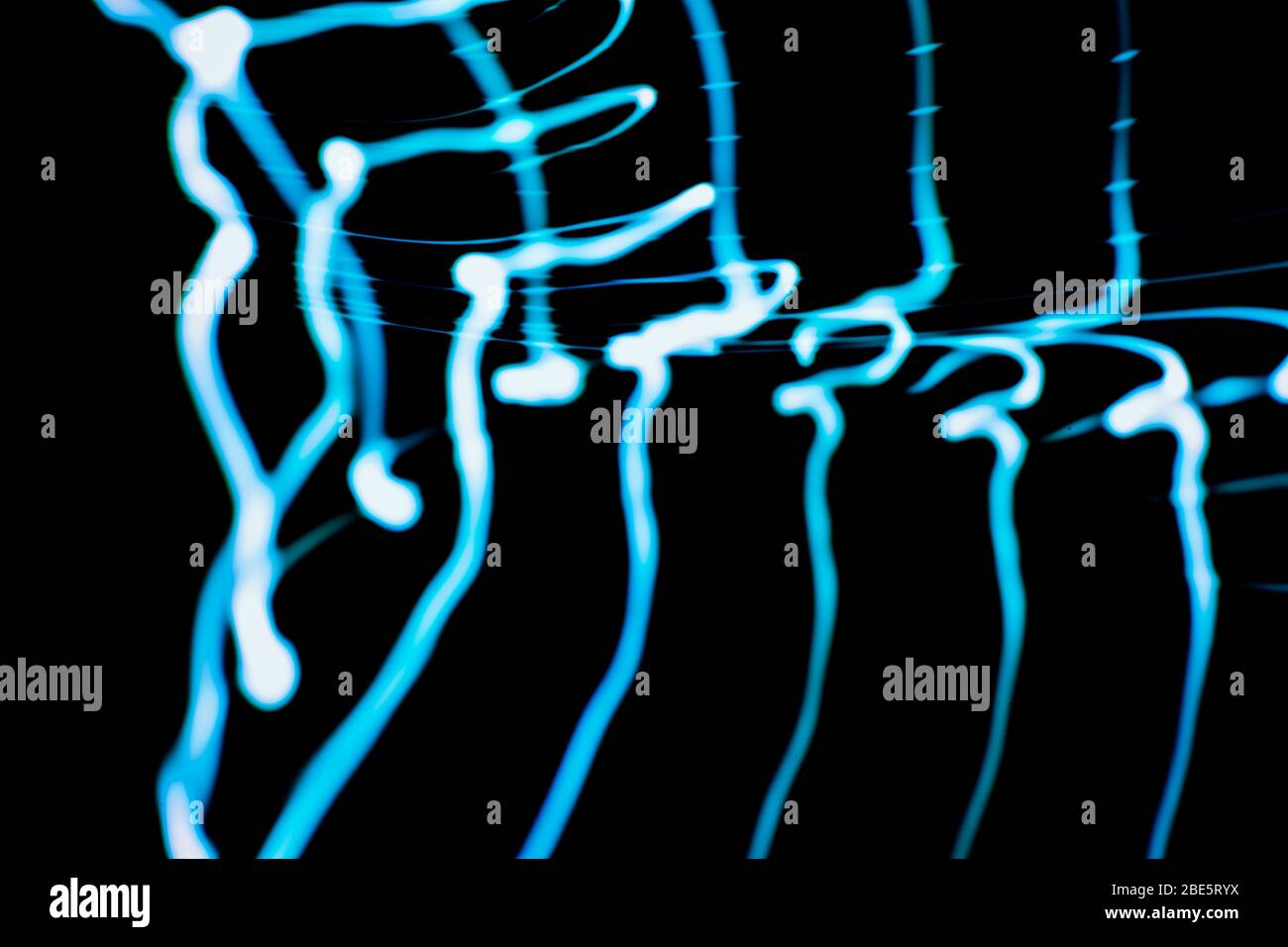 Ondes sonores dans l'obscurité. Notes musicales dans la couleur bleue visible dans l'obscurité Banque D'Images