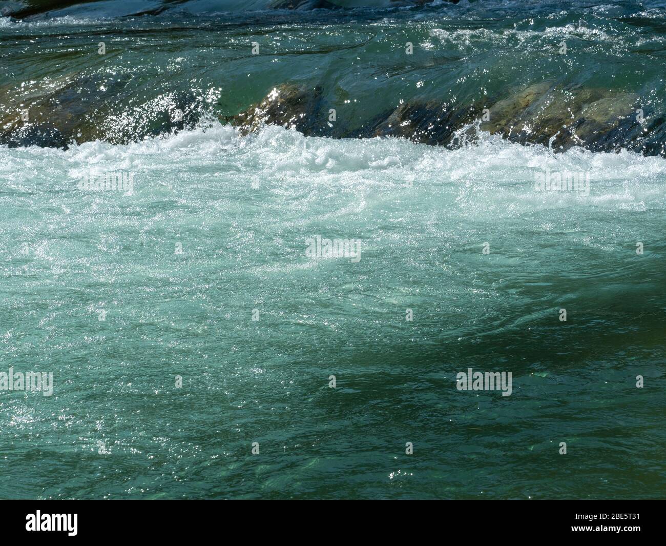 Rivière sauvage avec eau douce (Königseeache) Banque D'Images