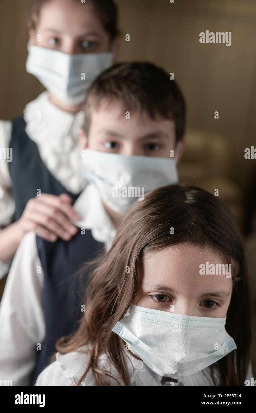 groupe d'enfants de famille dans le masque médical à la maison pendant la quarantaine du coronavirus covid19 Banque D'Images