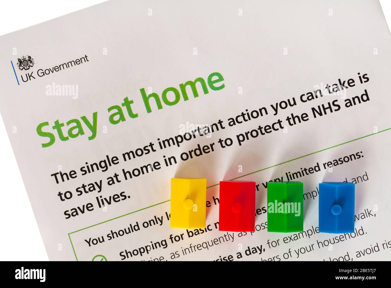 Coronavirus rester à la maison protéger le NHS sauver des vies détails de la lettre du gouvernement britannique, Boris Johnson à tous les ménages britanniques - avec des maisons modèles Banque D'Images