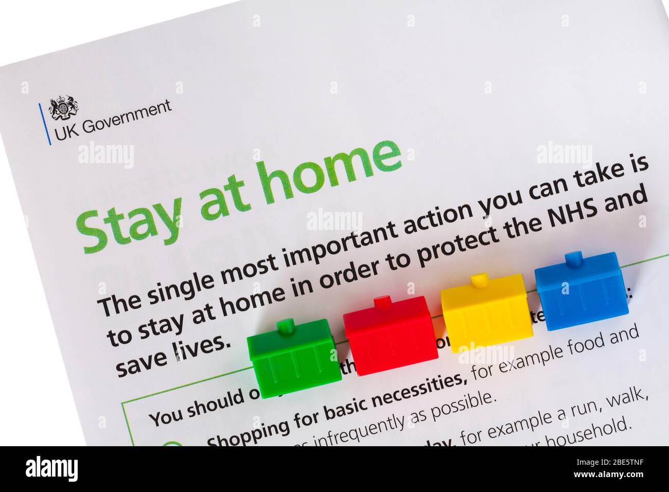 Coronavirus rester à la maison protéger le NHS sauver des vies détails de la lettre du gouvernement britannique, Boris Johnson à tous les ménages britanniques - avec des maisons modèles Banque D'Images