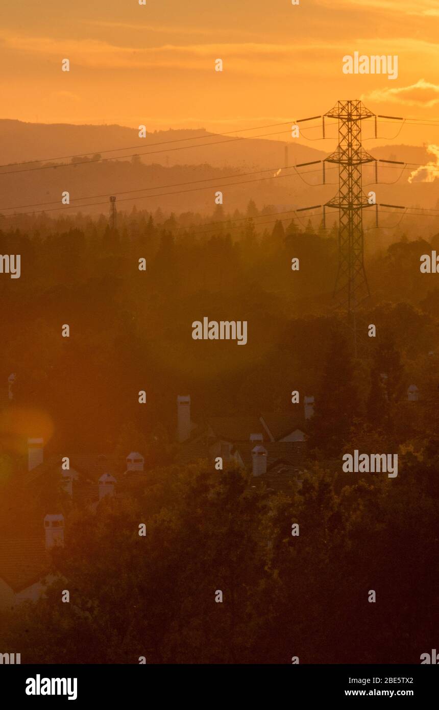 Joli coucher de soleil doré sur la ville de Californie Banque D'Images