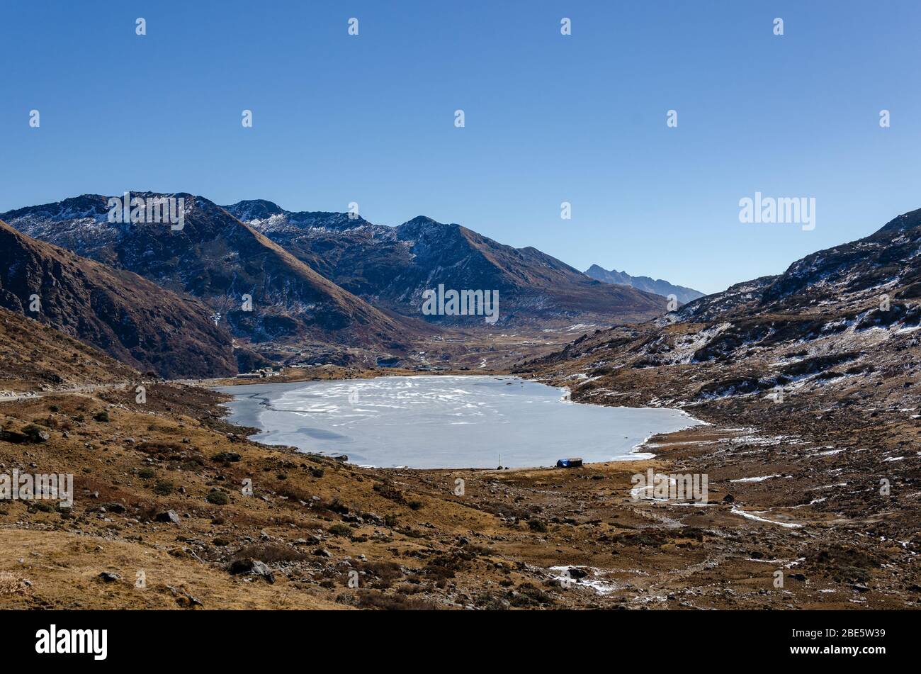 Vue sur le lac Manju situé en bordure de route sur Nattu la Pass, Sikkim, Inde Banque D'Images