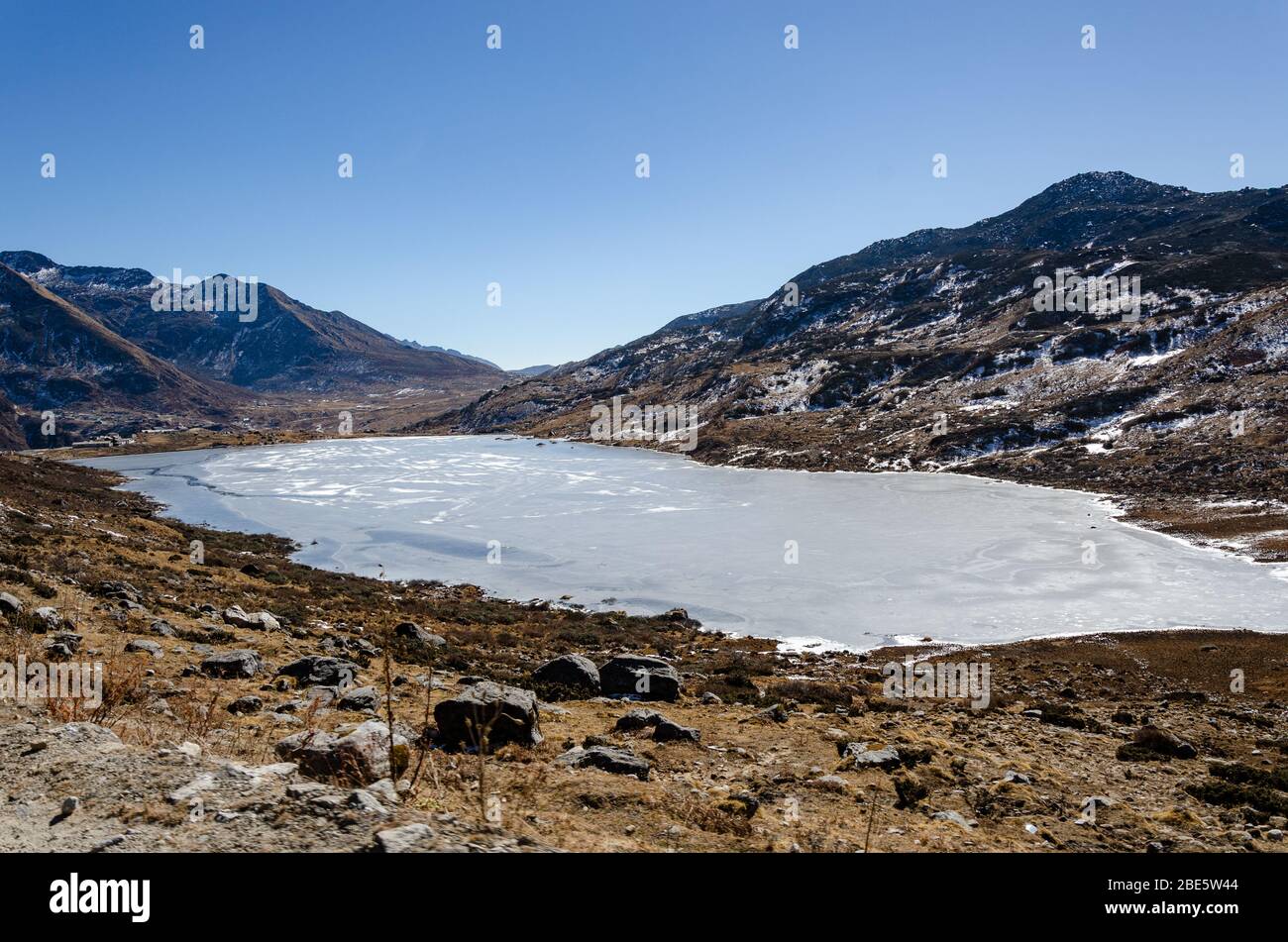Vue sur le lac Manju situé en bordure de route sur Nattu la Pass, Sikkim, Inde Banque D'Images