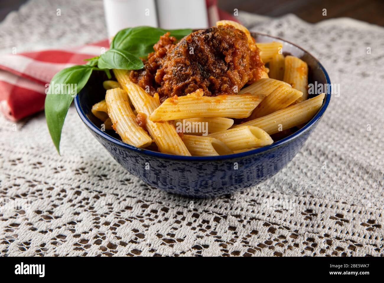 Bol de pâtes de ziti maison avec sause rouge et meatball. Banque D'Images