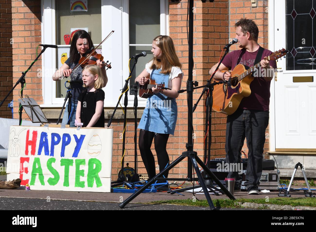 Glasgow, Écosse, Royaume-Uni, 12th, avril, 2020. Verrouillage à Glasgow. Une famille du sud donne un spectacle musical en plein air ce dimanche ensoleillé de Pâques à la joie des voisins pendant le confinement actuel dû à la pandémie de Covid19. Banque D'Images