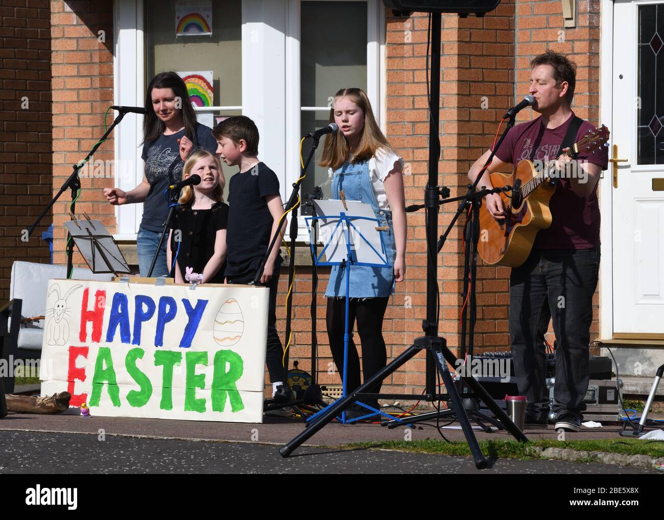 Glasgow, Écosse, Royaume-Uni, 12th, avril, 2020. Verrouillage à Glasgow. Une famille du sud donne un spectacle musical en plein air ce dimanche ensoleillé de Pâques à la joie des voisins pendant le confinement actuel dû à la pandémie de Covid19. Banque D'Images