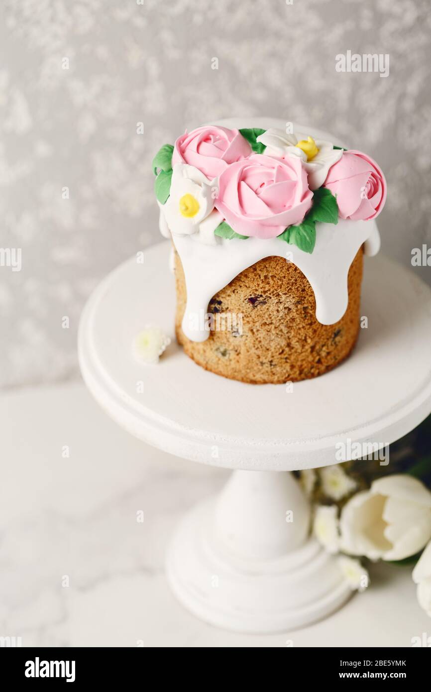 Gâteau maison de Pâques avec décorations en massepain sur table en marbre. Concept de vacances, espace de copie Banque D'Images