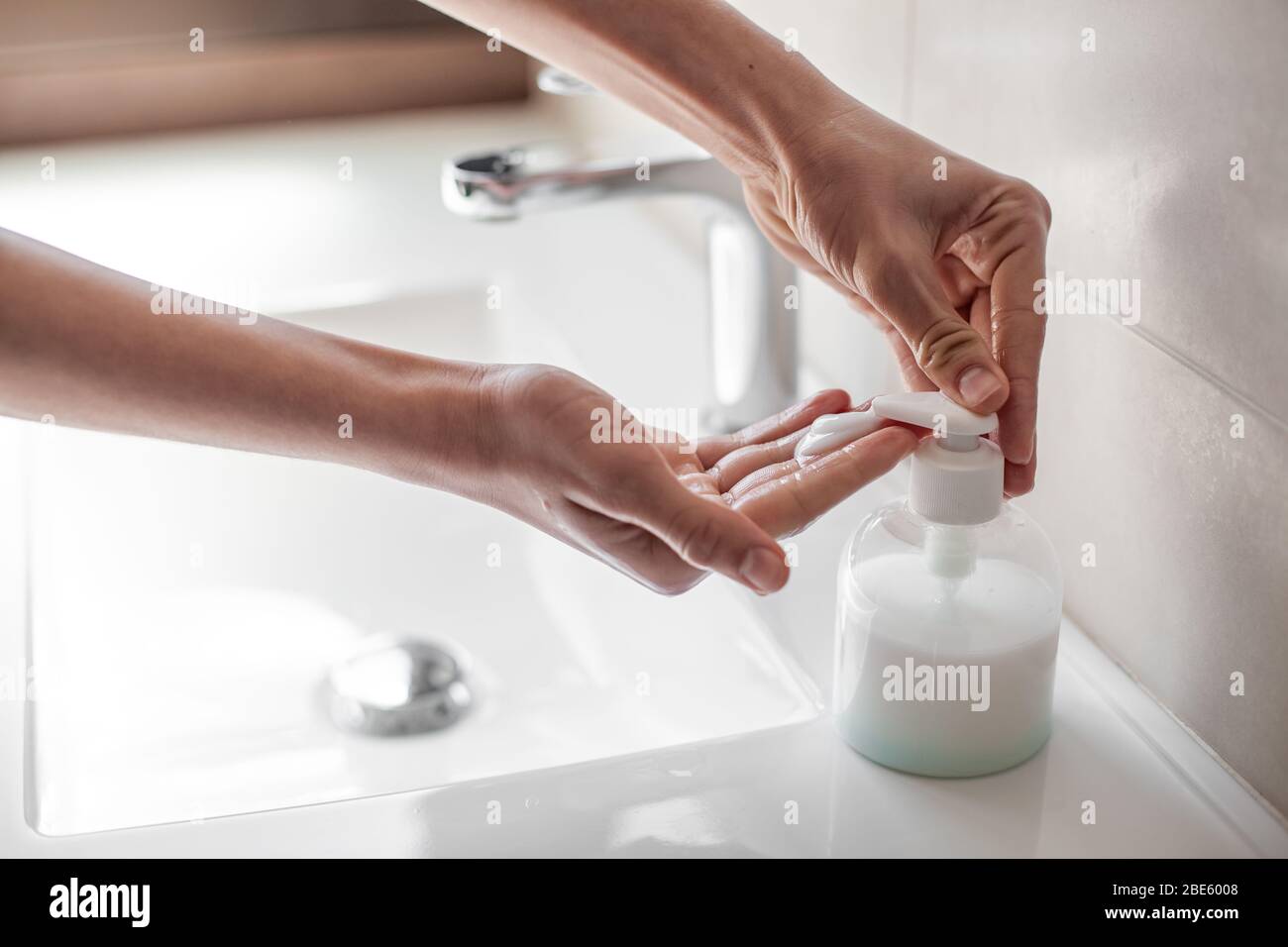Laver les mains avec du savon pour prévenir l'infection du coronavirus Banque D'Images