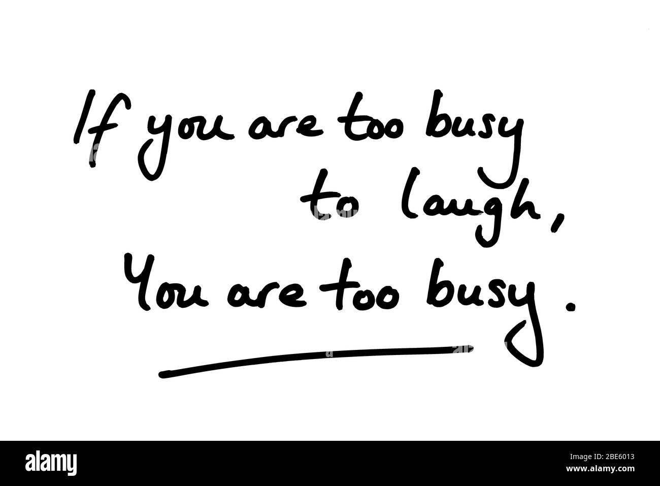 Si vous êtes trop occupé à rire, vous êtes trop occupé, manuscrit sur un fond blanc. Banque D'Images