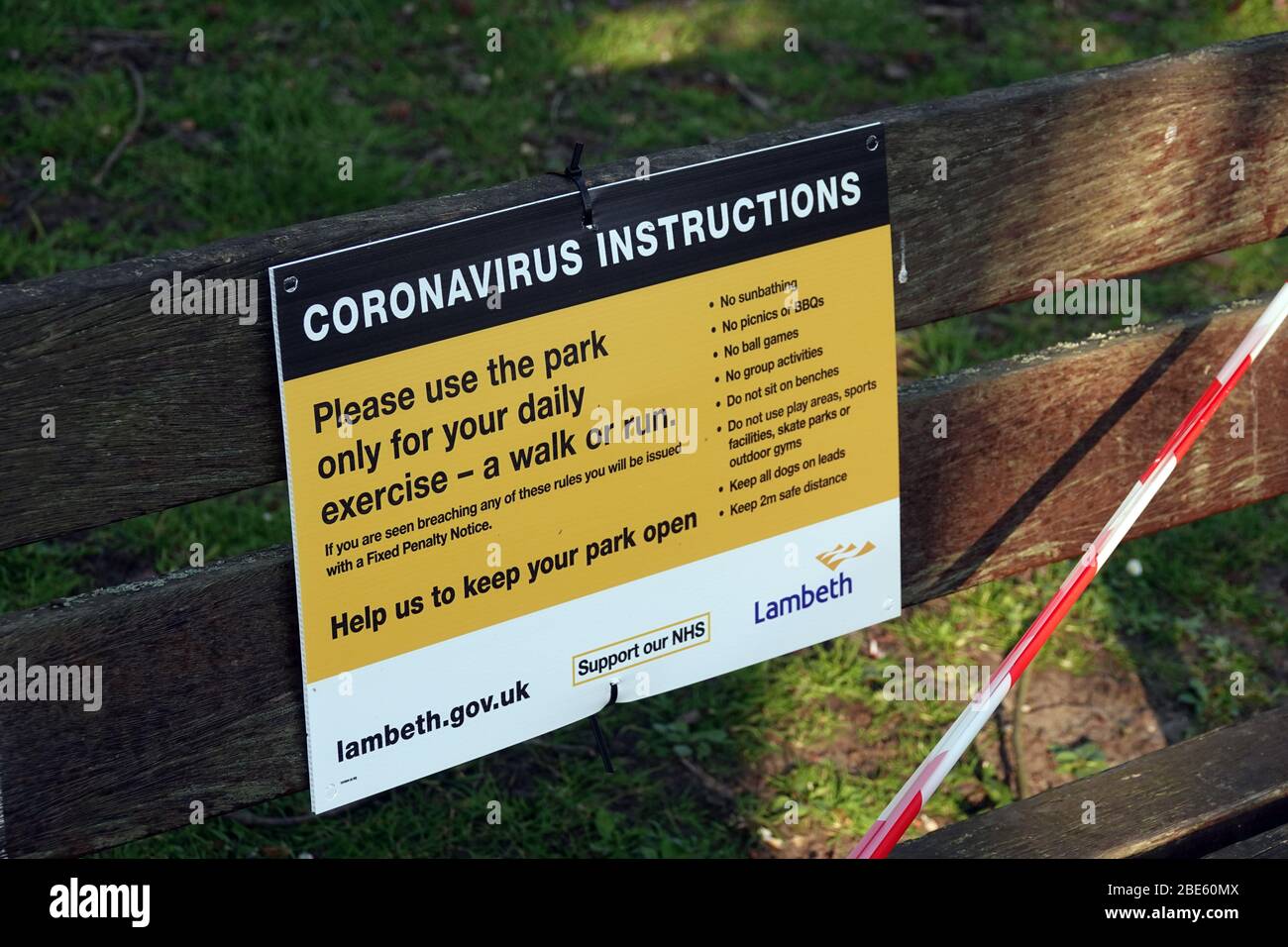 Londres 12..4.29 les entraînements du week-end de Bank Holiday ont pris diverses formes alors que le temps s'est avéré agréable. Connectez-vous au parc Lambeth montrant des restrictions photo Banque D'Images