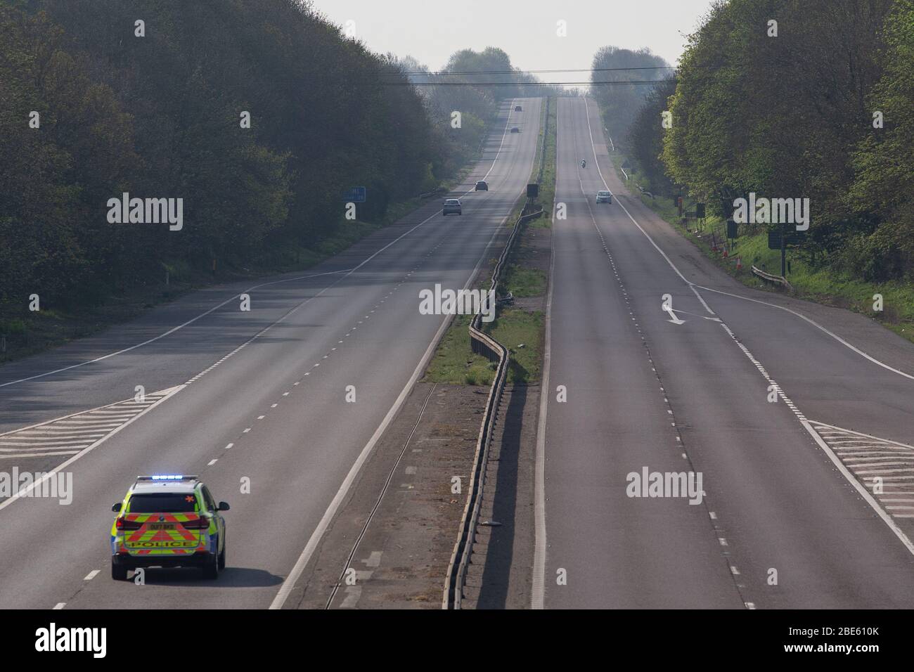 Très calme, presque déserté A! Autoroute à la sortie 7 Stevenage pendant le verrouillage de Coronavirus au Royaume-Uni avec voiture de police Banque D'Images