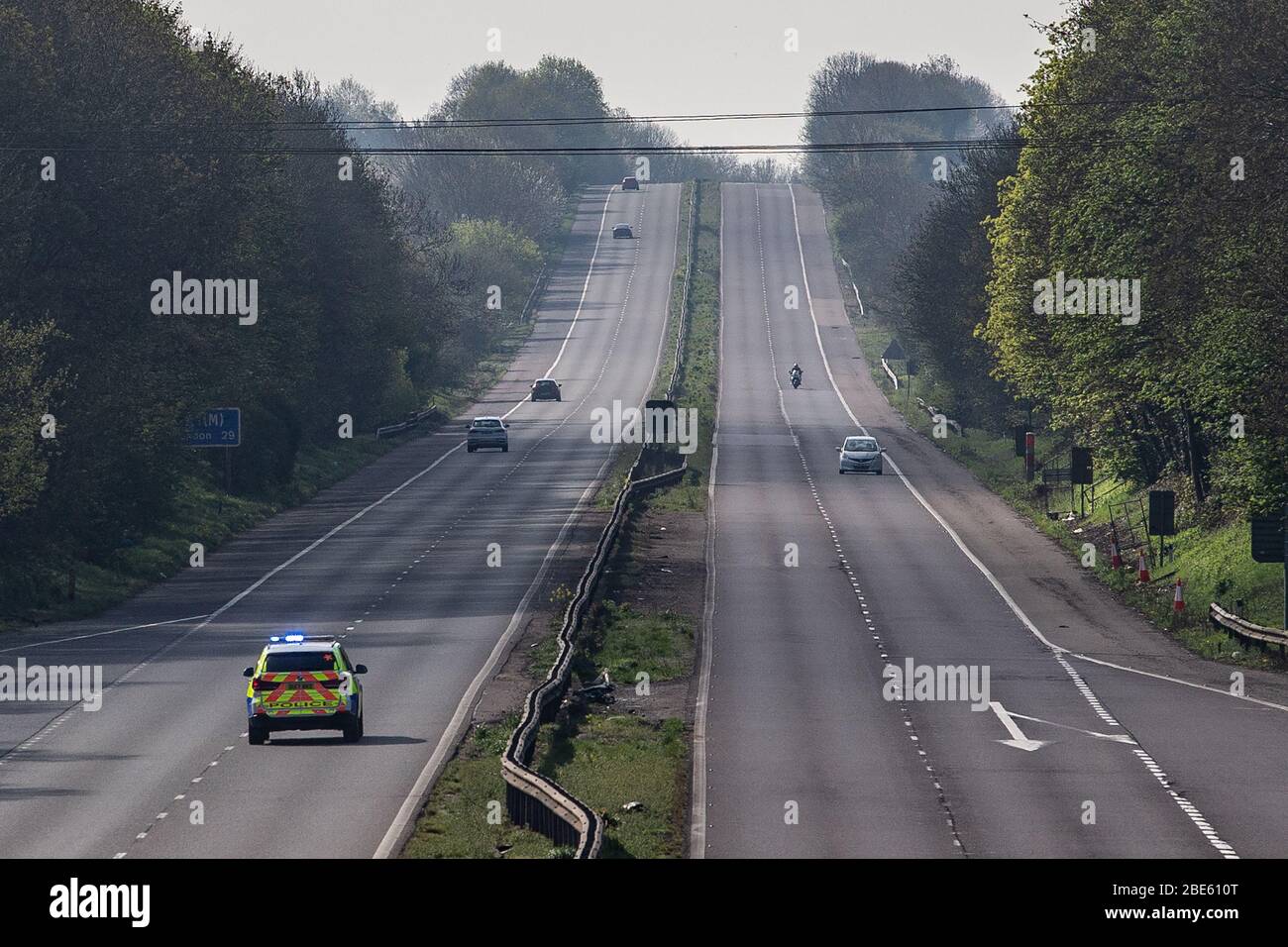 Très calme, presque déserté A! Autoroute à la sortie 7 Stevenage pendant le verrouillage de Coronavirus au Royaume-Uni avec voiture de police Banque D'Images