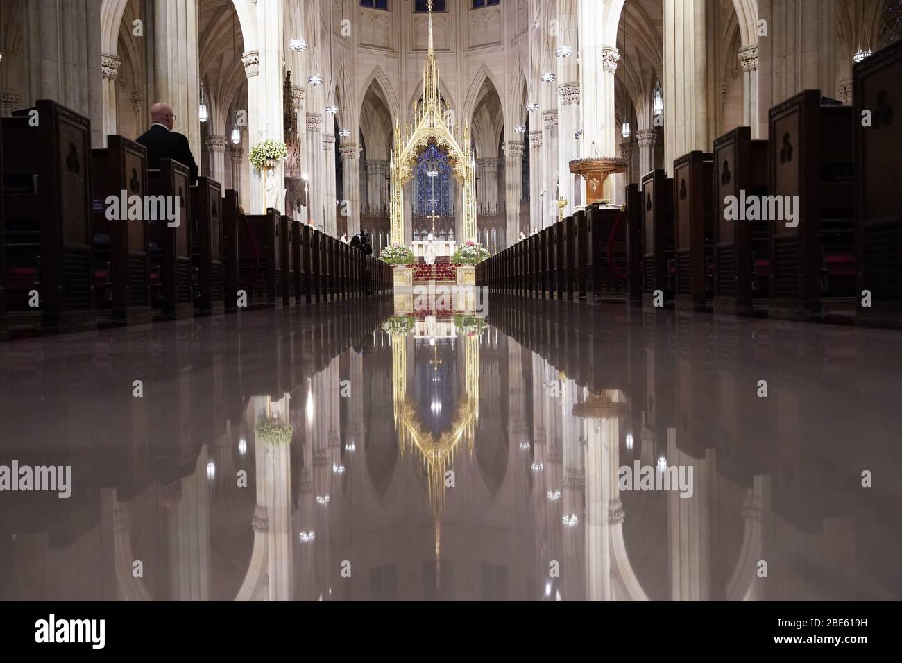 New York, États-Unis. 12 avril 2020. Les ragoûts de l'église sont vides de paroissiens en raison de la pandémie de Coronavirus, tandis que le cardinal Timothy Dolan offre la messe du dimanche de Pâques à la cathédrale Saint-Patrick de New York le dimanche 12 avril 2020. Pour la première fois, le gouvernement américain et le président Trump ont déclaré que les 50 États ont été victimes d'un désastre majeur pour le même événement. Photo de John Angelillo/UPI crédit: UPI/Alay Live News Banque D'Images