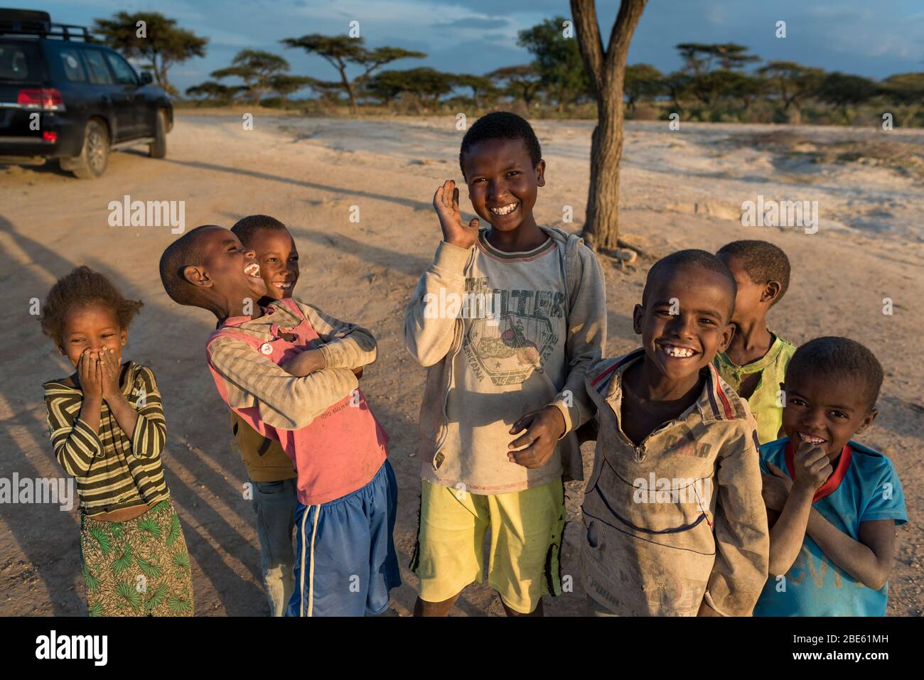 Les enfants rient hilarieusement au coucher du soleil, membre du groupe ethnique Oromo, dans le parc national d'Abijata-Shalla, vallée de la rivière Omo, Ethiopie. Banque D'Images
