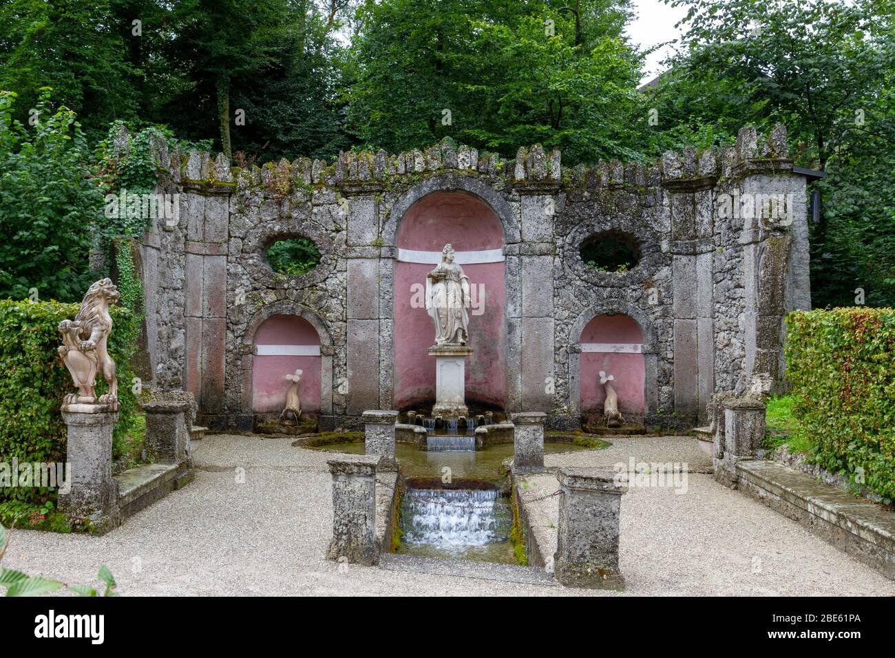 La pierre se trouve dans les jardins/jardins de Schloss Hellbrunn, Salzbourg, Autriche. Banque D'Images