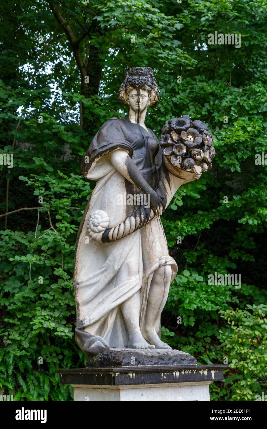 Sculpture en pierre dans les jardins/jardins de Schloss Hellbrunn, Salzbourg, Autriche. Banque D'Images