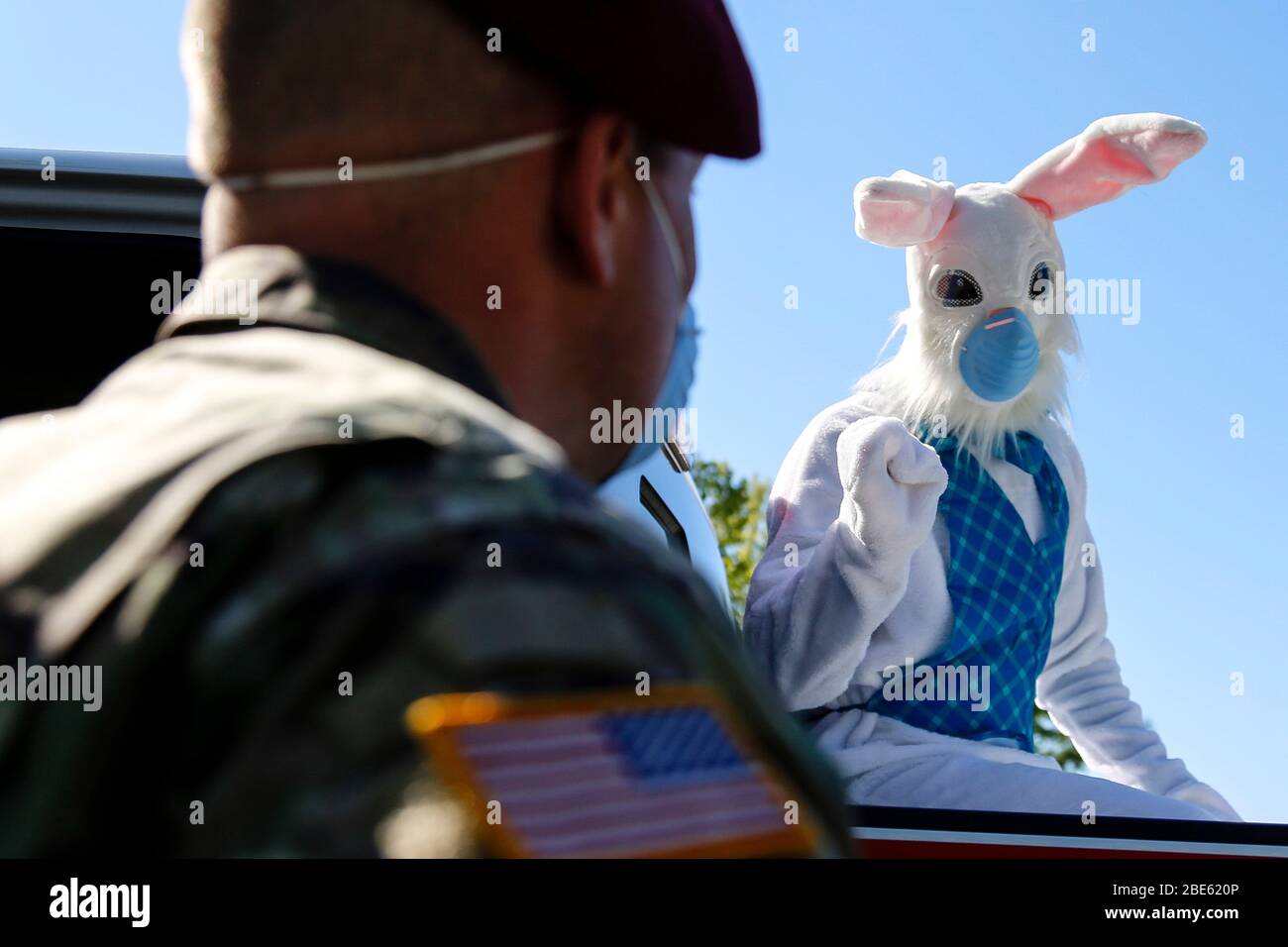 Fort Bragg, États-Unis. 11 avril 2020. Le lapin de Pâques, portant un masque de visage de 95 ans, visite la garnison de l'armée de fort Bragg le 11 avril 2020 à fort Bragg, en Caroline du Nord. Le lapin de Pâques a été escorté autour de la base comme un rappel moral pendant la pandémie de coronavirus COVID-19. Crédit : Hubert D. Delany III/US Air Force/Alay Live News Banque D'Images