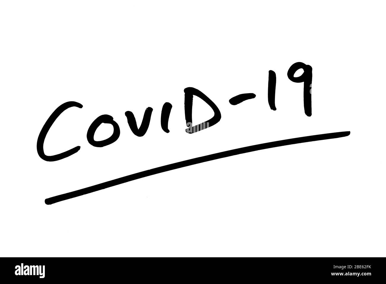 COVID-19 manuscrit sur fond blanc. Banque D'Images