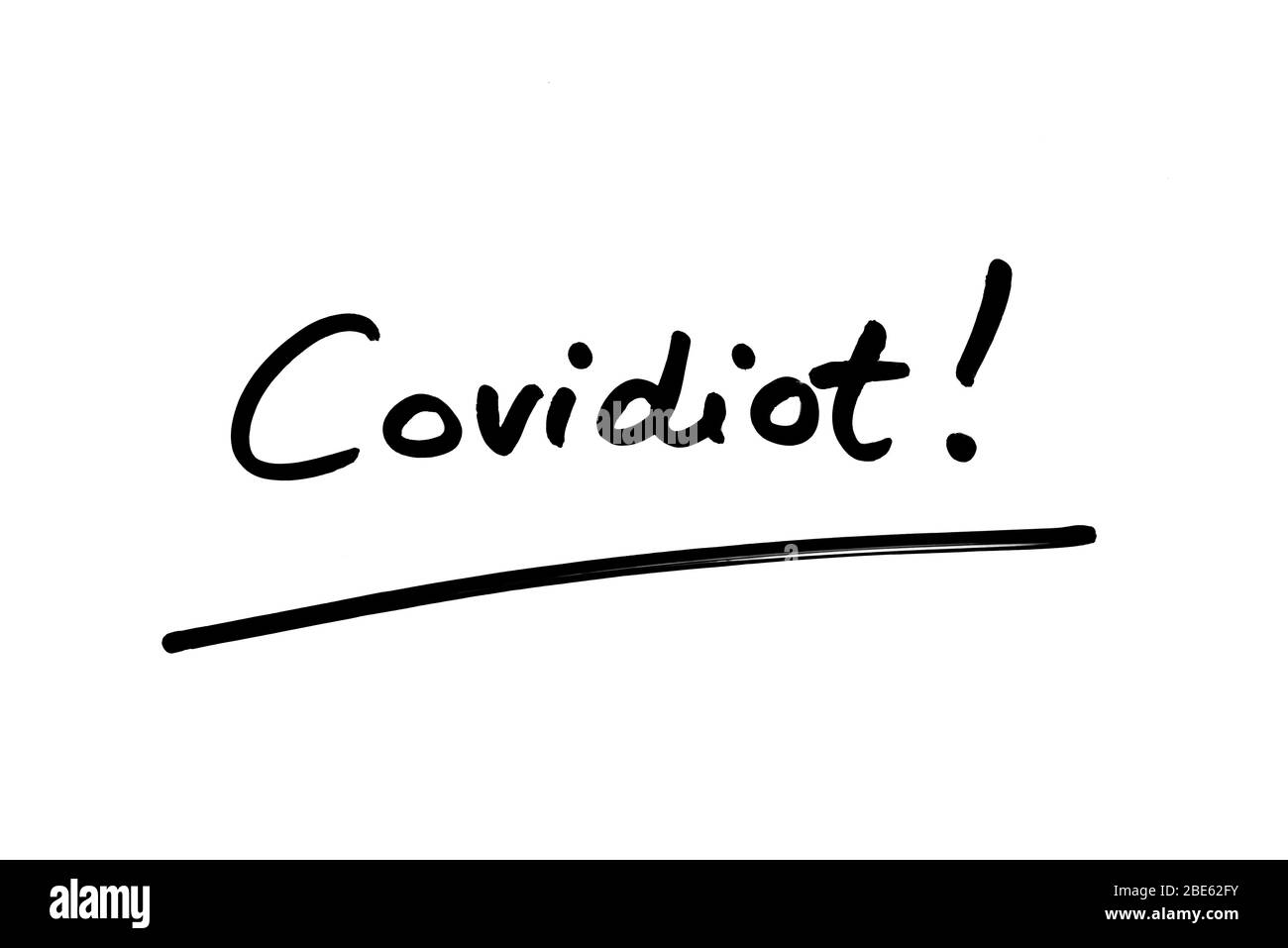 Covidiot ! écrit sur un fond blanc. Un mot qui signifie quelqu'un qui ignore les avertissements concernant la santé ou la sécurité publique, ou qui achète des biens et crée un Banque D'Images