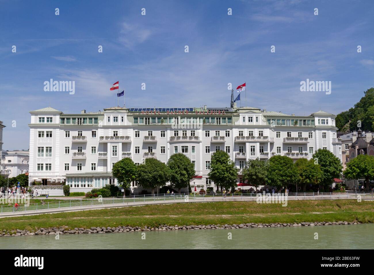 L'hôtel Sacher Salzburg, un hôtel de luxe cinq étoiles situé sur les interdictions de la rivière Salzach à Salzbourg, en Autriche. Banque D'Images