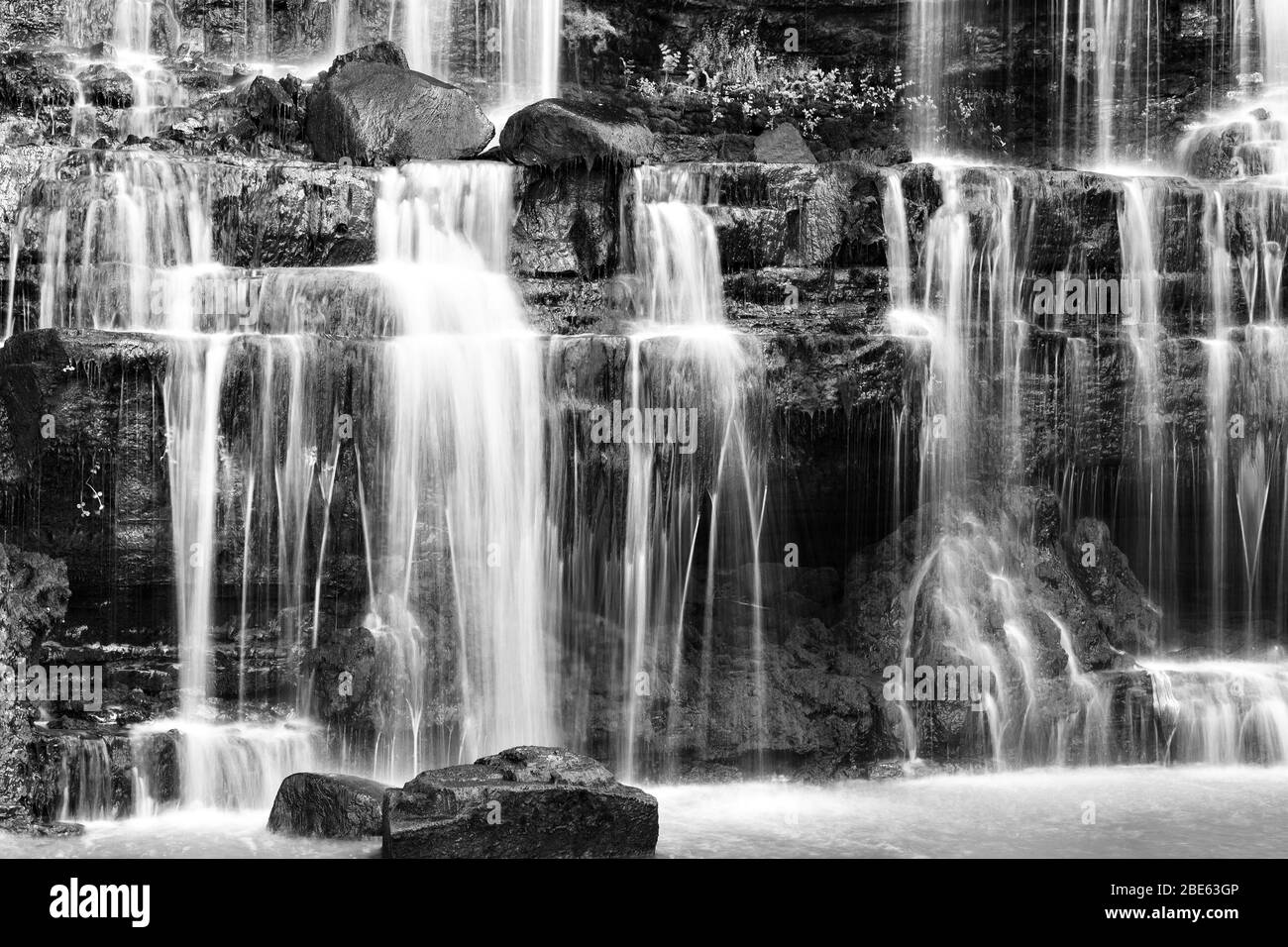 Photo de cascade mountain view close up. Cascade de la rivière de montagne paysage. Banque D'Images
