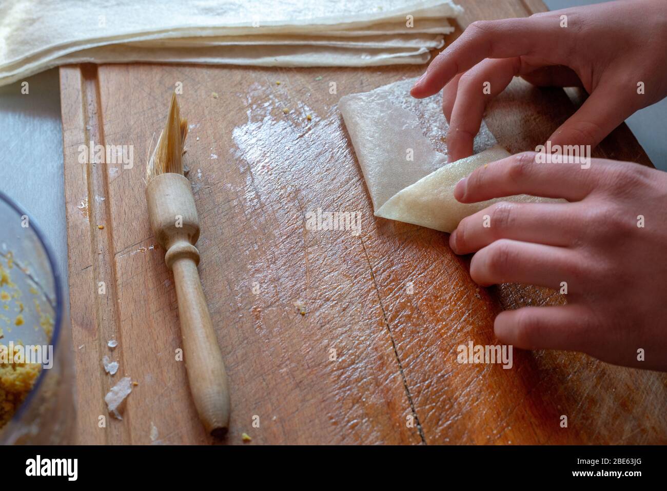 Faire des samosas à la maison, la cuisine comme passe-temps ou passe-temps.. Banque D'Images