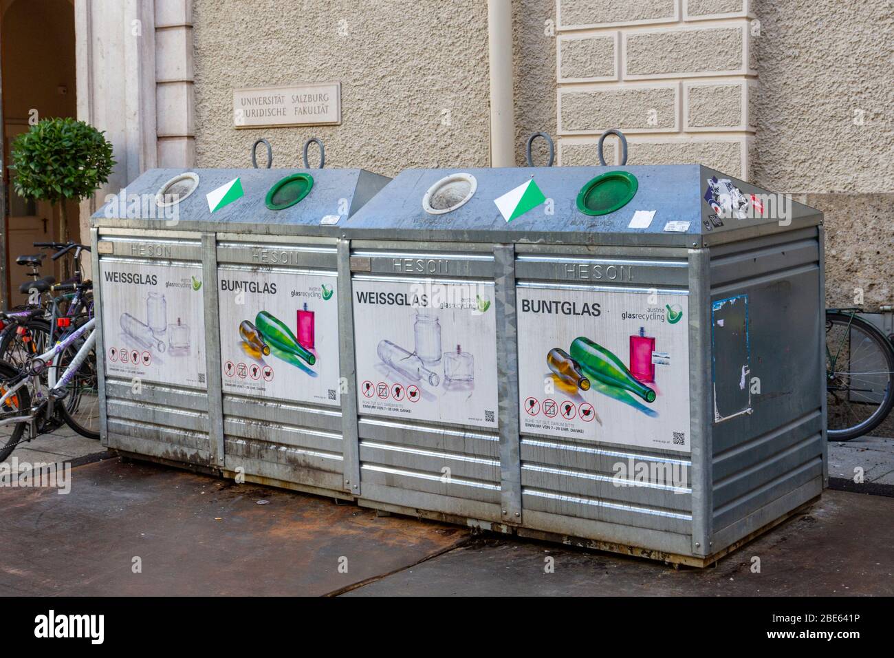 Bacs de recyclage en acier assortis pour verre clair et coloré à Salzbourg, Autriche. Banque D'Images