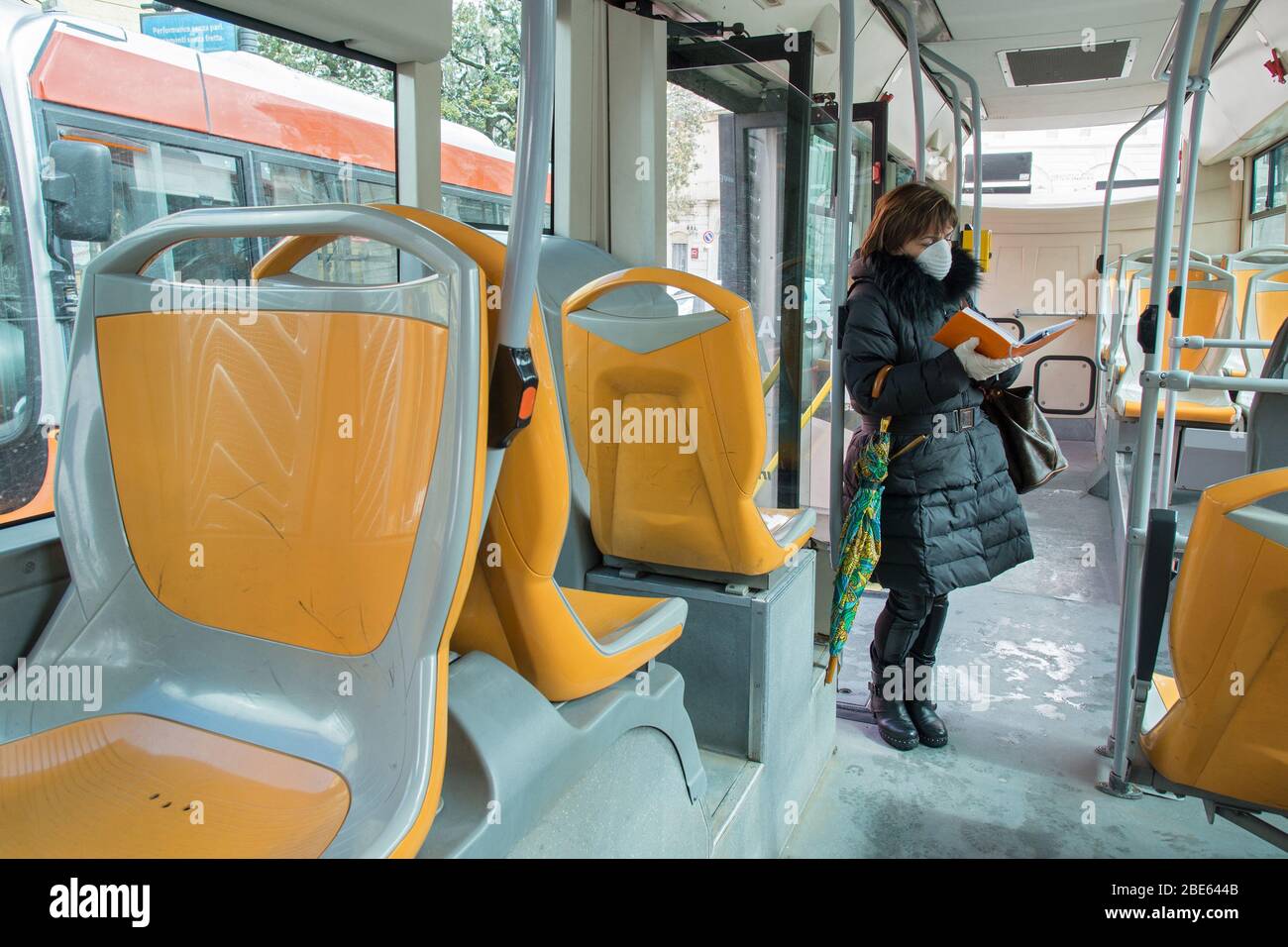 Campobasso,région de Molise,Italie:UNE femme attend le départ sur un bus vide sans autres passagers dans les jours de restriction du coronavirus en Italie. Banque D'Images