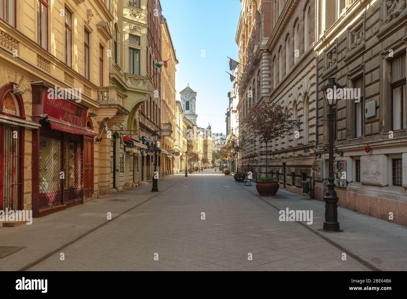 Váci Street, la principale rue touristique et commerçante de Budapest, est pratiquement déserte en avril 2019 Banque D'Images