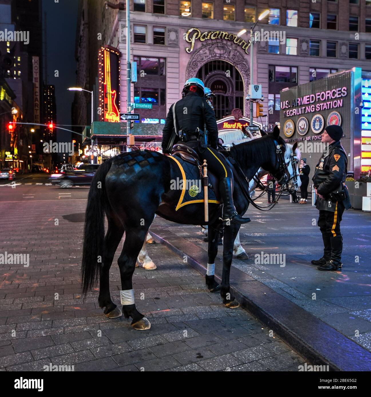 Les policiers de NY se tiennent dans une place du Times, presque vide, pendant l'arrêt de la ville pour le coronavirus, le covid-19, pandémie Banque D'Images