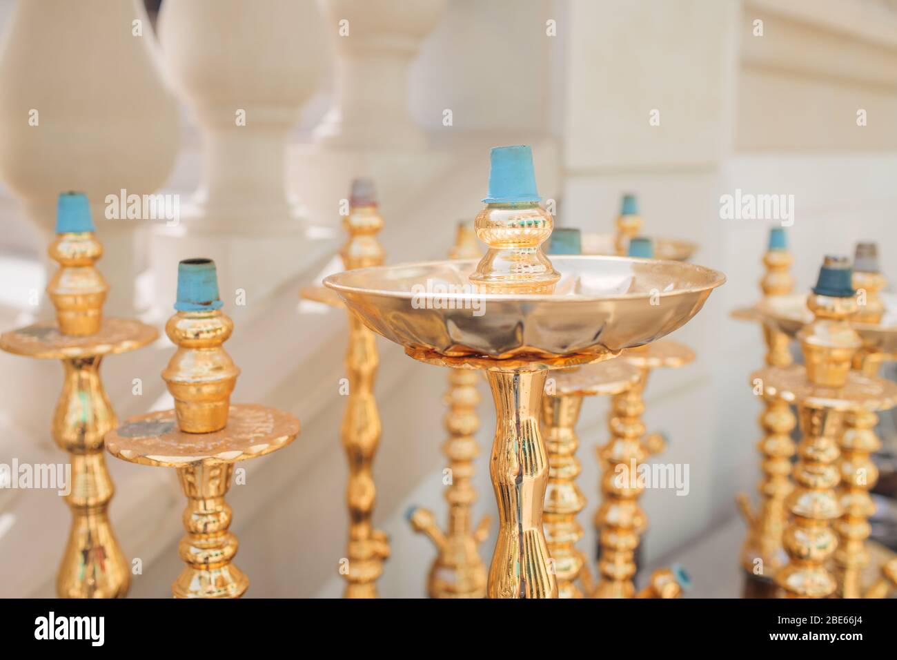 Groupe de céramique moderne et de la Hookah de verre ou de l'appareil chicha sur le comptoir de bar en bois blanc, restaurant avec vue sur la mer Banque D'Images