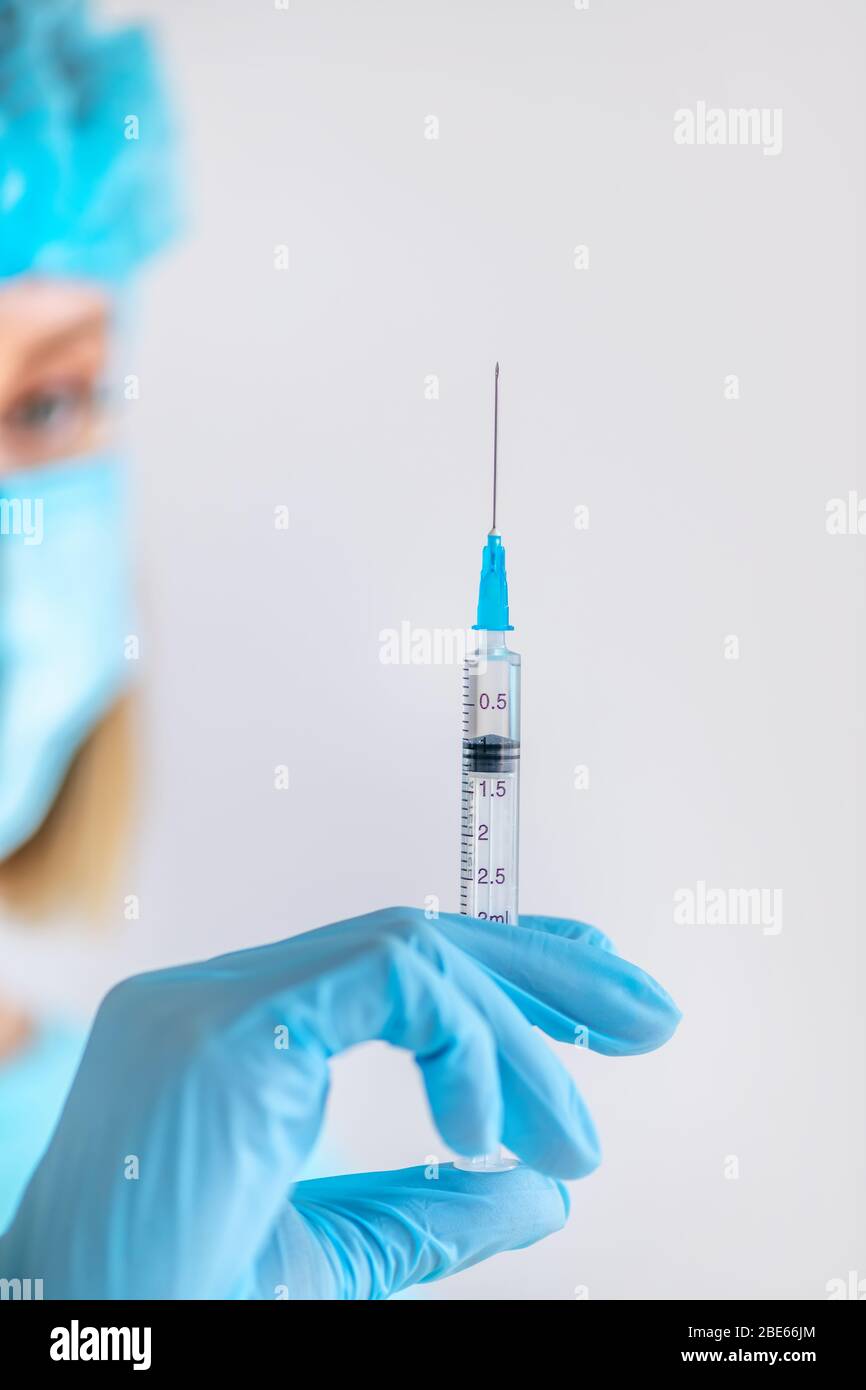 Seringue pour injection dans la main infirmière. Flacon en verre médical pour la vaccination. Matériel scientifique, médicament liquide ou vaccin. Concept de médecine Banque D'Images