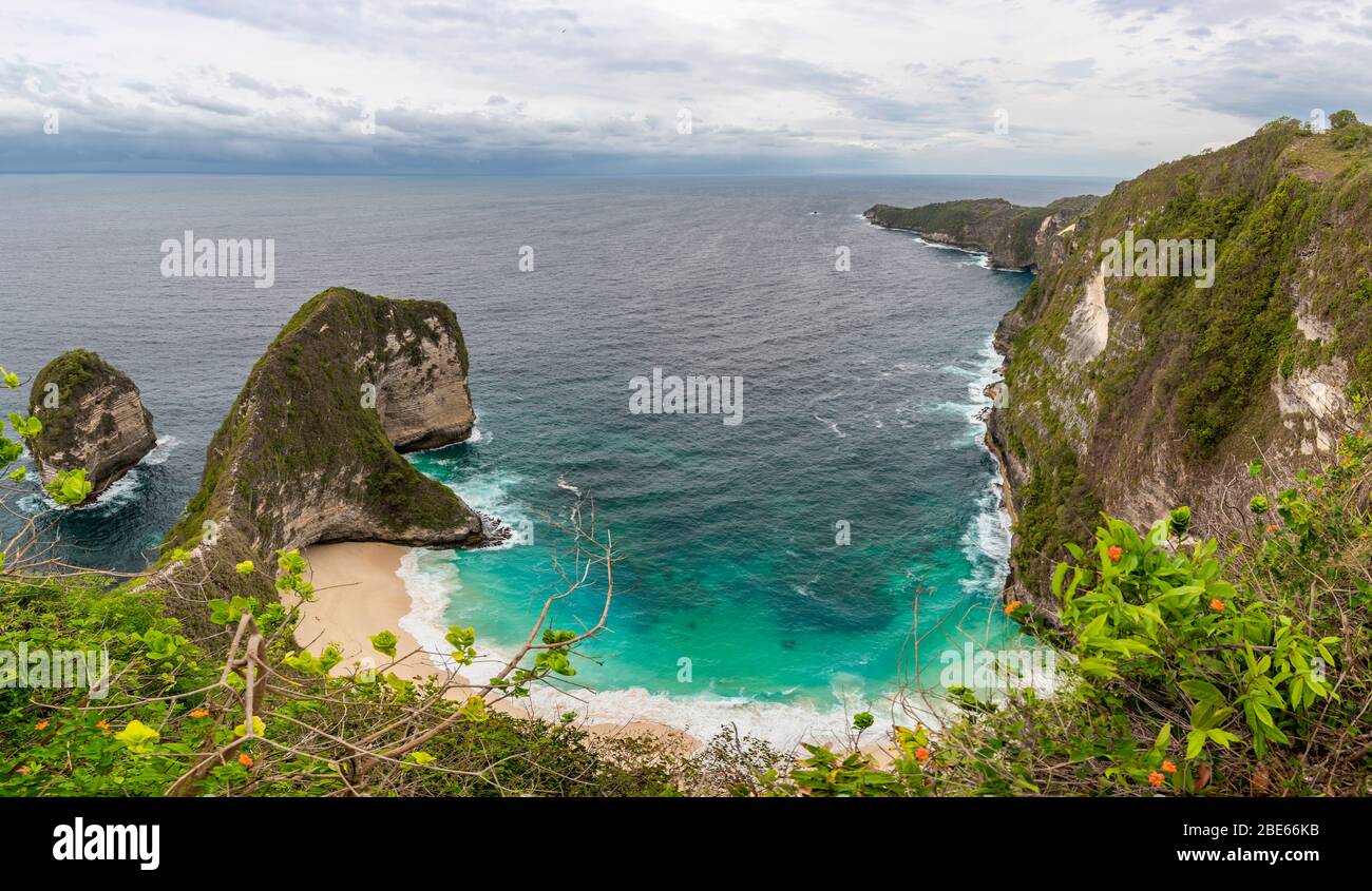 Vue panoramique horizontale de la plage de Kelingking sur Nusa Penida, Indonésie. Banque D'Images