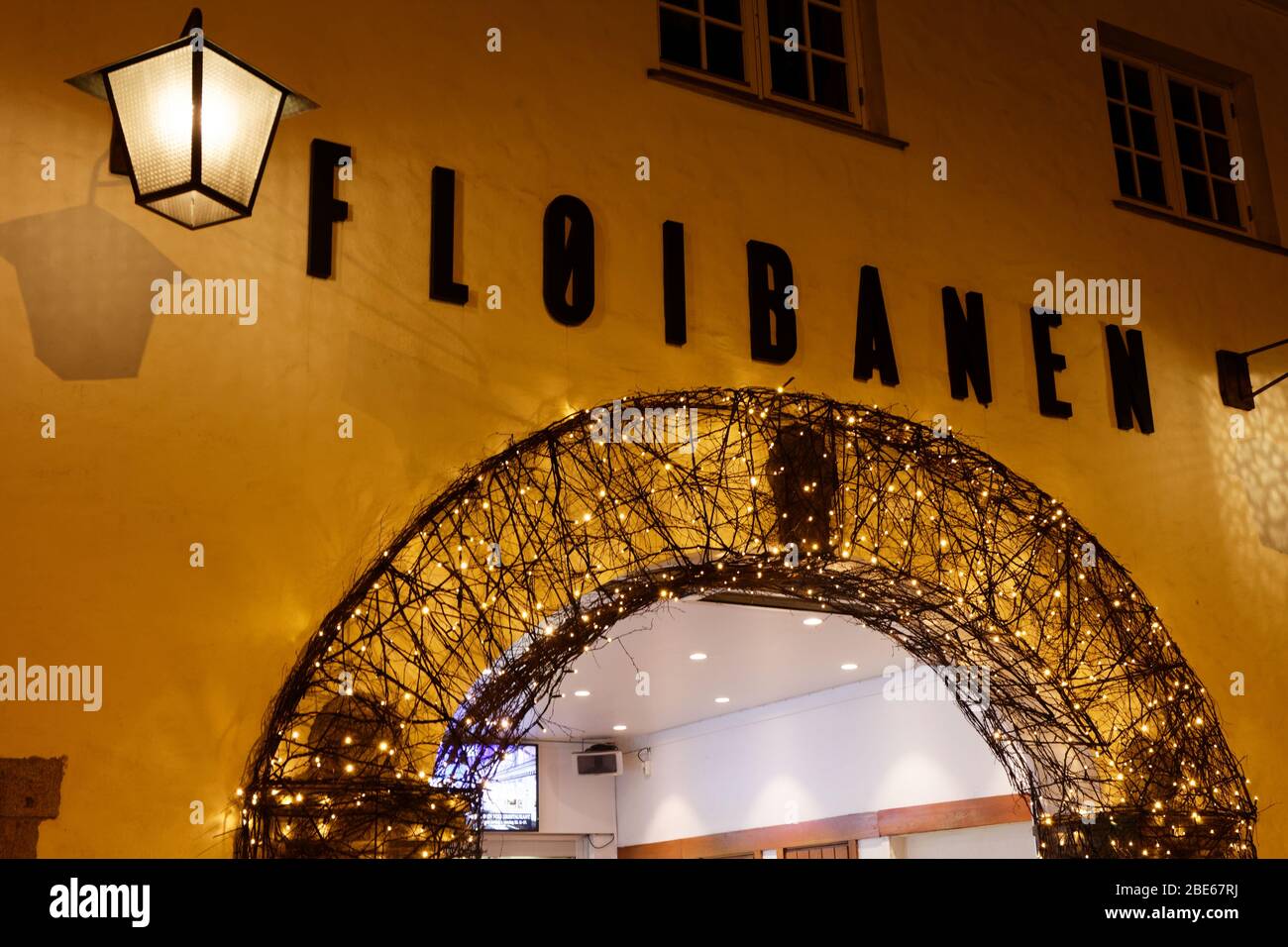 Bergen, Norvège – 16 décembre 2018 : entrée à la station funiculaire de Foibanen au Mont Floyen à Bergen City le soir Banque D'Images